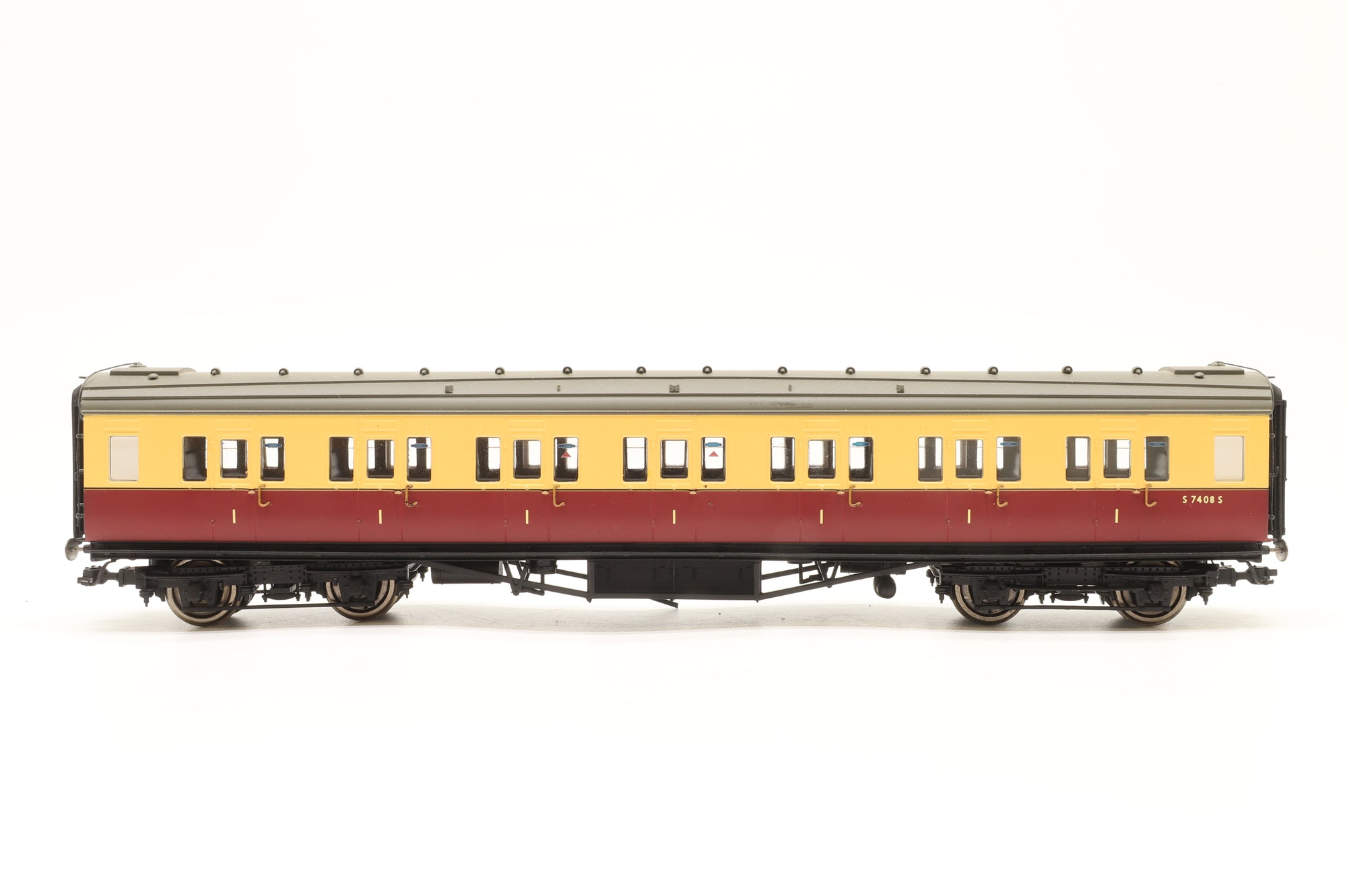 Hornby OO Rake of 6 Southern Crimson & Cream Maunsell Coaches, DCC Controlled Lighting