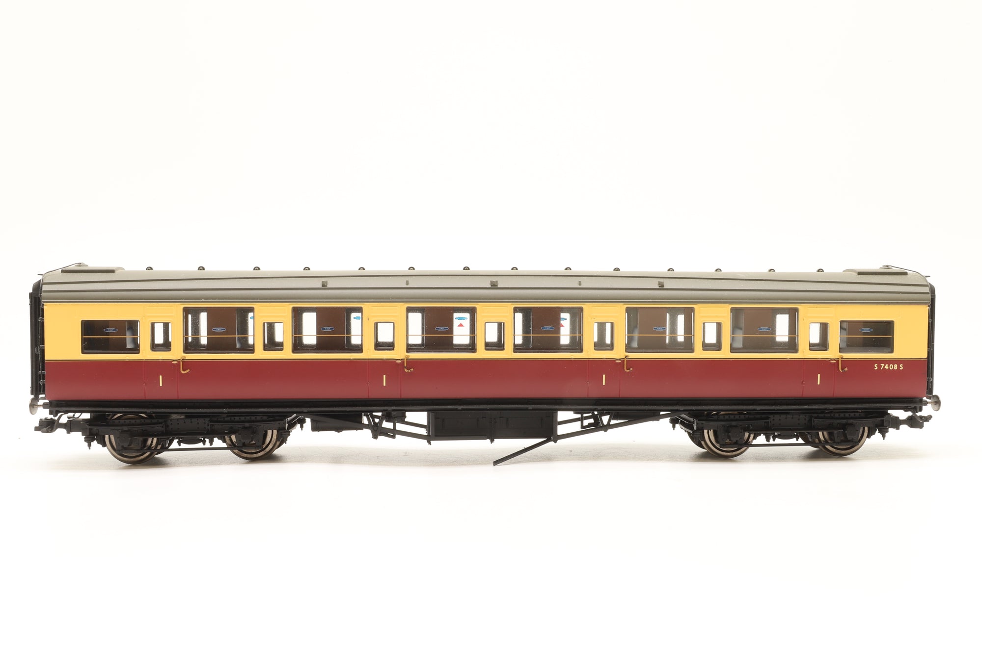 Hornby OO Rake of 6 Southern Crimson & Cream Maunsell Coaches, DCC Controlled Lighting