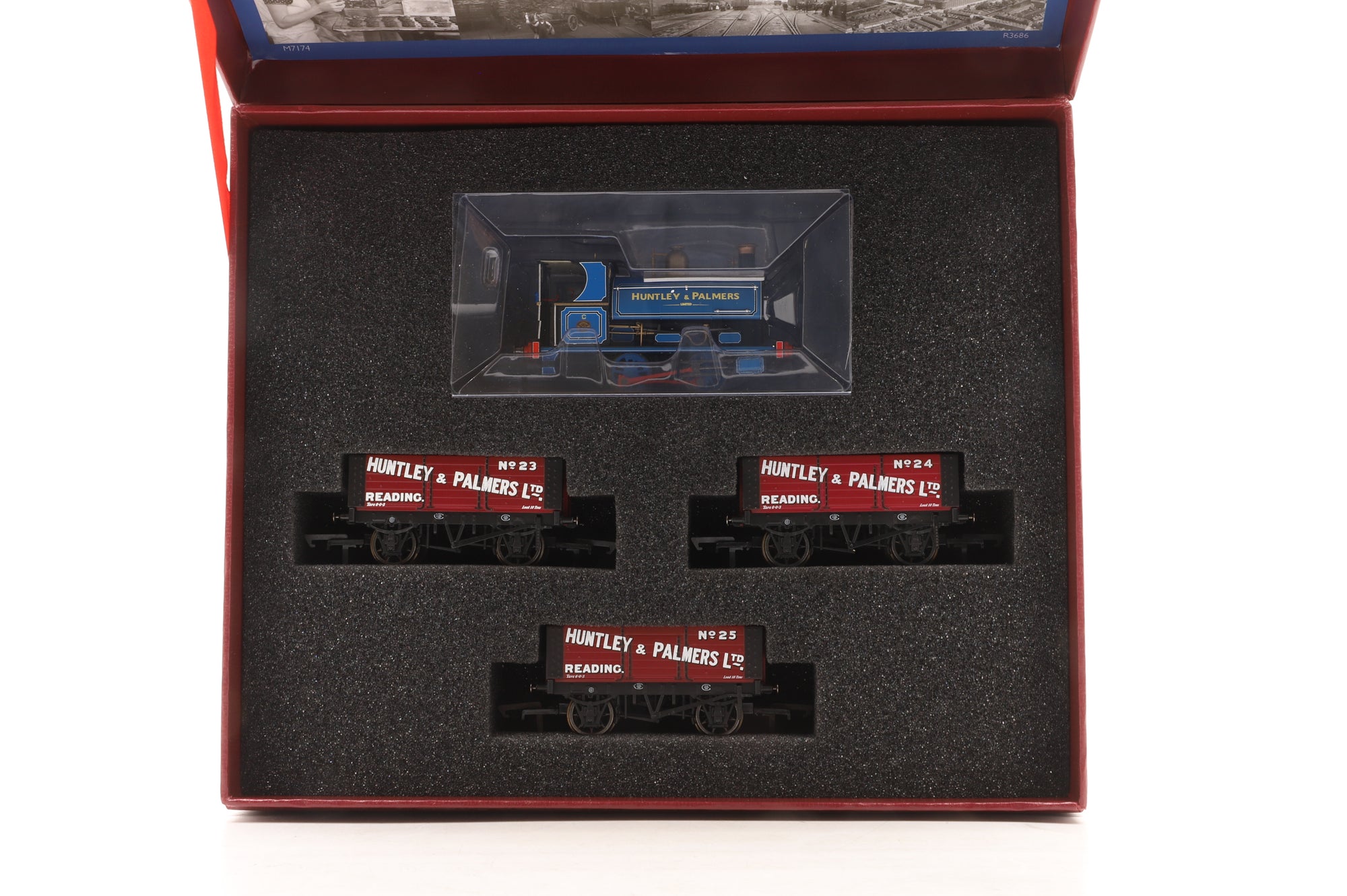 Hornby OO R3686 Huntley & Palmers Peckett Train Pack