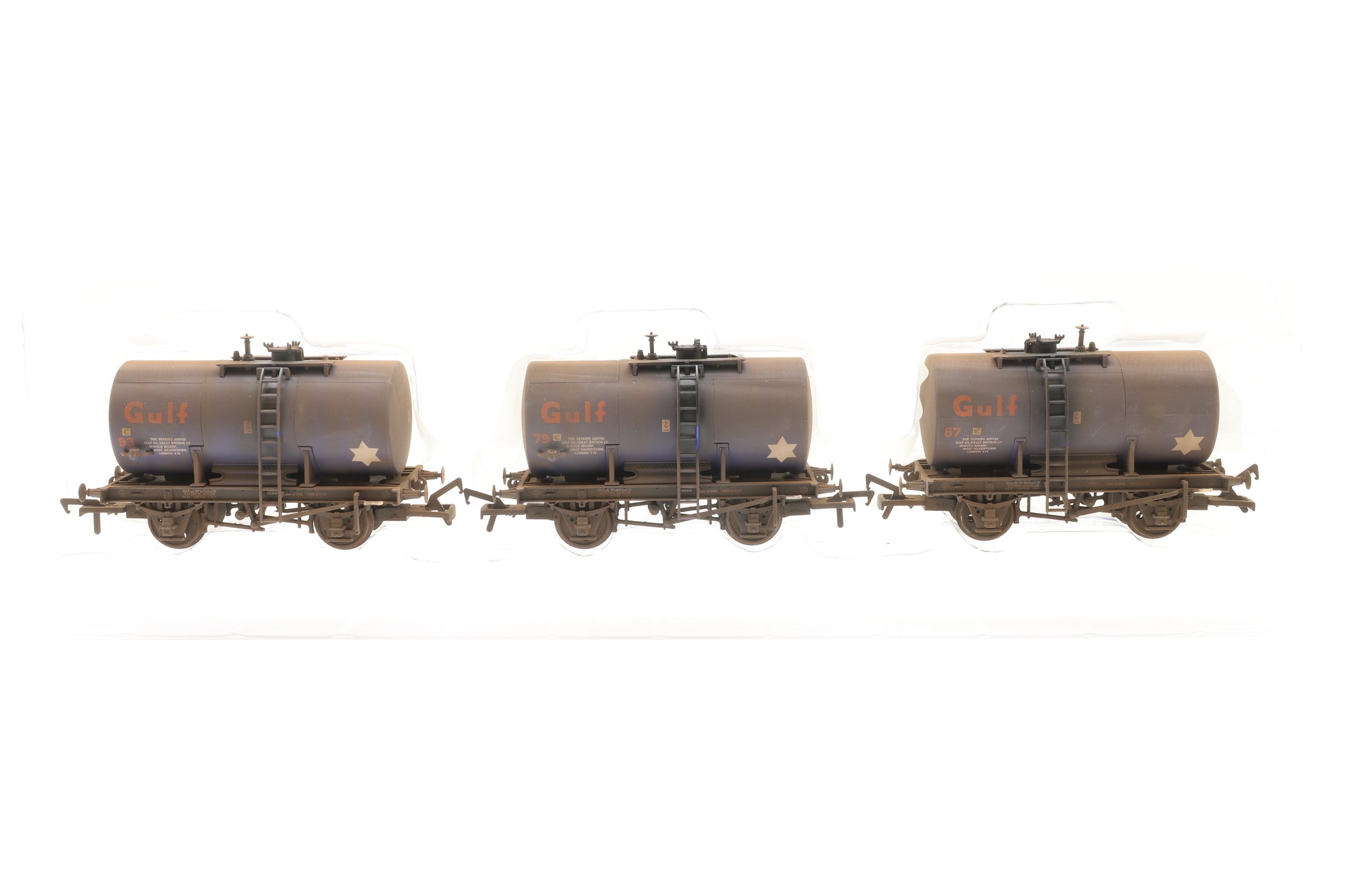 Bachmann OO 38-776Z Set Of 14T Anchor Mounted Tank Wagons GULF TMC Weathered