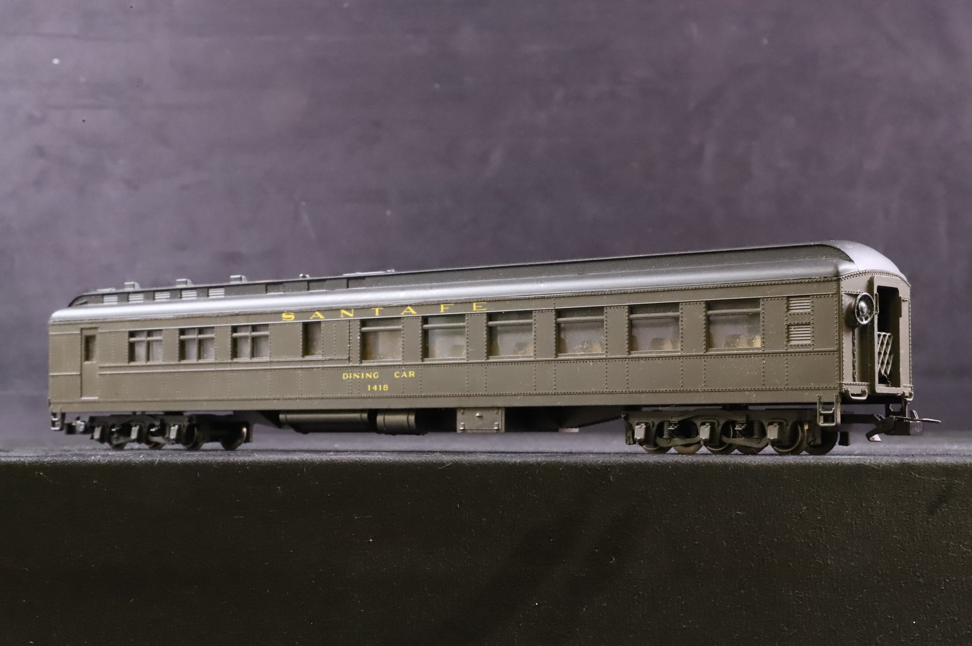 Rivarossi HO Pair of Santa Fe Coaches, 2732 Dining Car & 2718 Cafe Observation