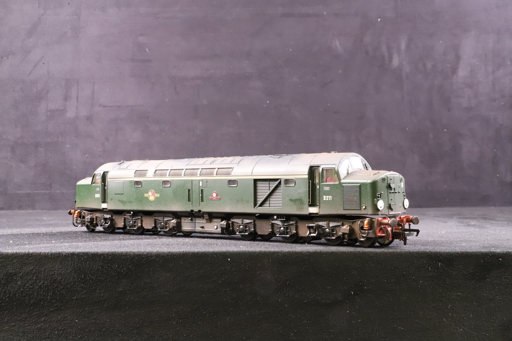 Bachmann OO 32-480DS Class 40 D211 'Mauritania' in BR Green - DCC Sound & Weathered