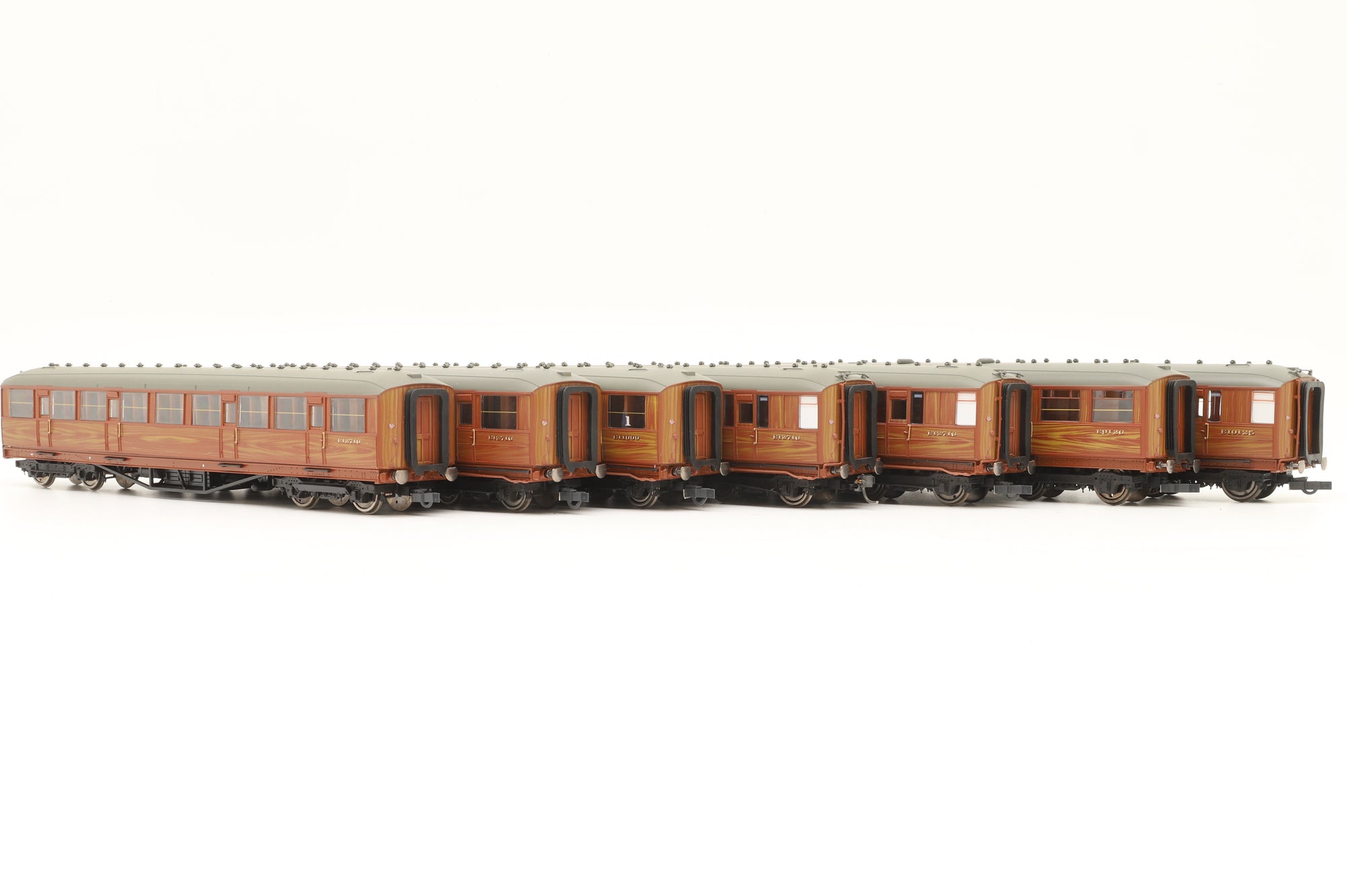 Hornby OO Rake of 7 Teak Gresley Coaches, DCC Controlled Lighting