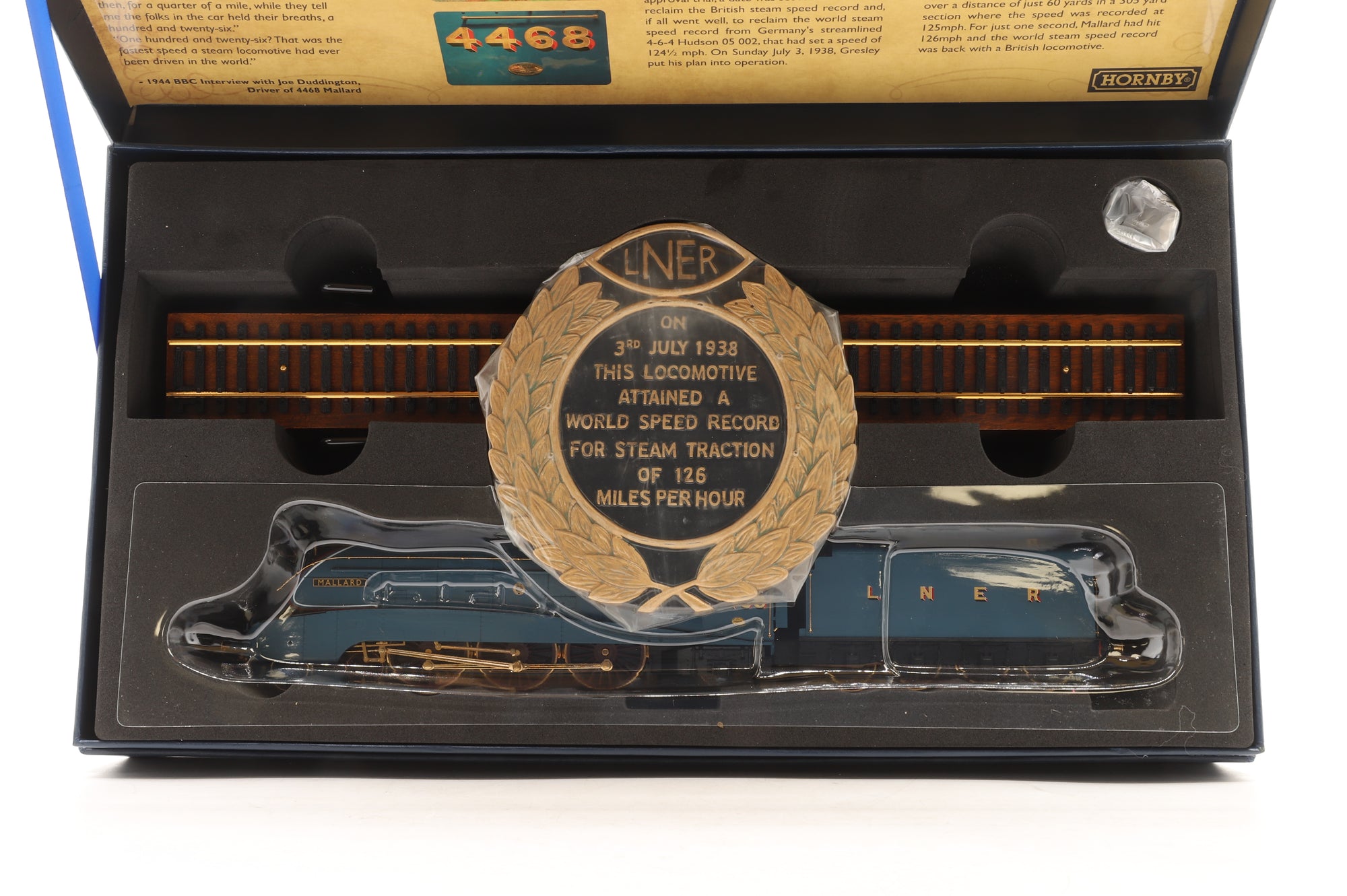 Hornby OO R3612 Class A4 4468 'Mallard' – 80th Anniversary of World Steam Record Pack