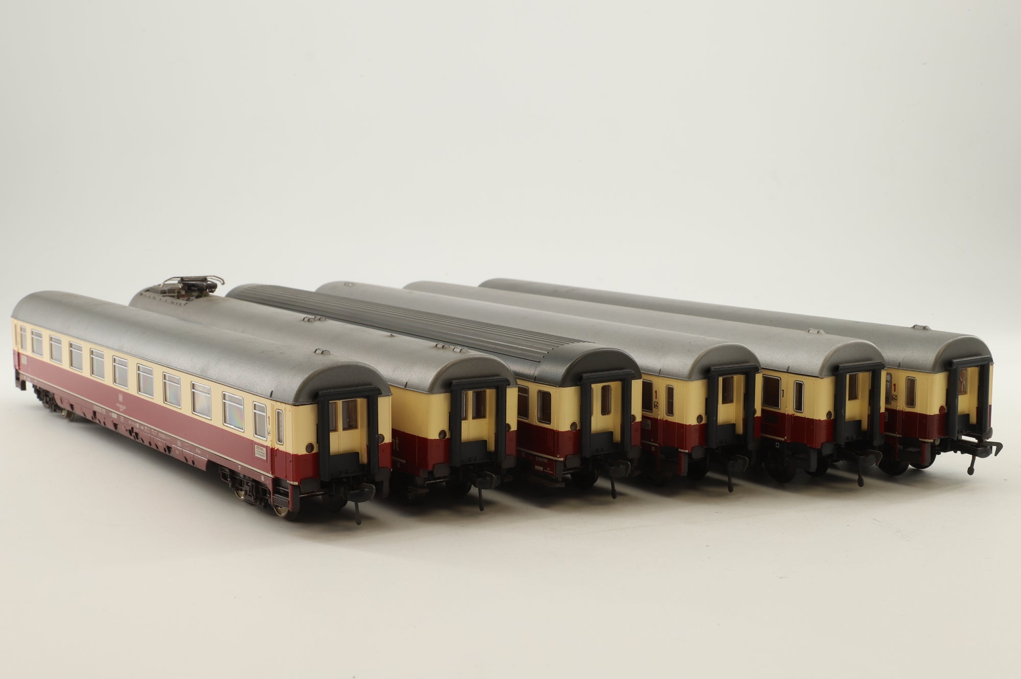 Fleischmann HO Rake of 6 DB Red/Cream Coaches
