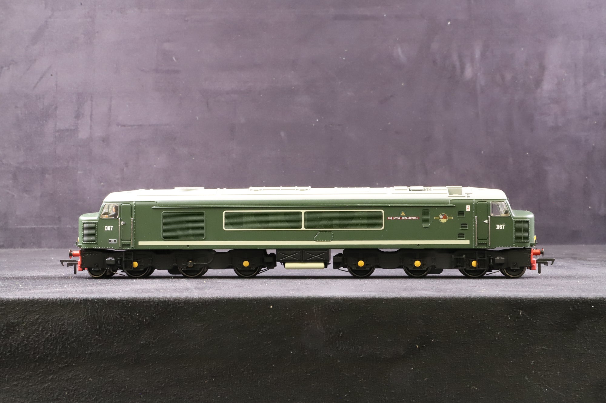 Bachmann OO 32-675 Class 45 Diesel 'D67' 'The Royal Artilleryman' BR Green L/C