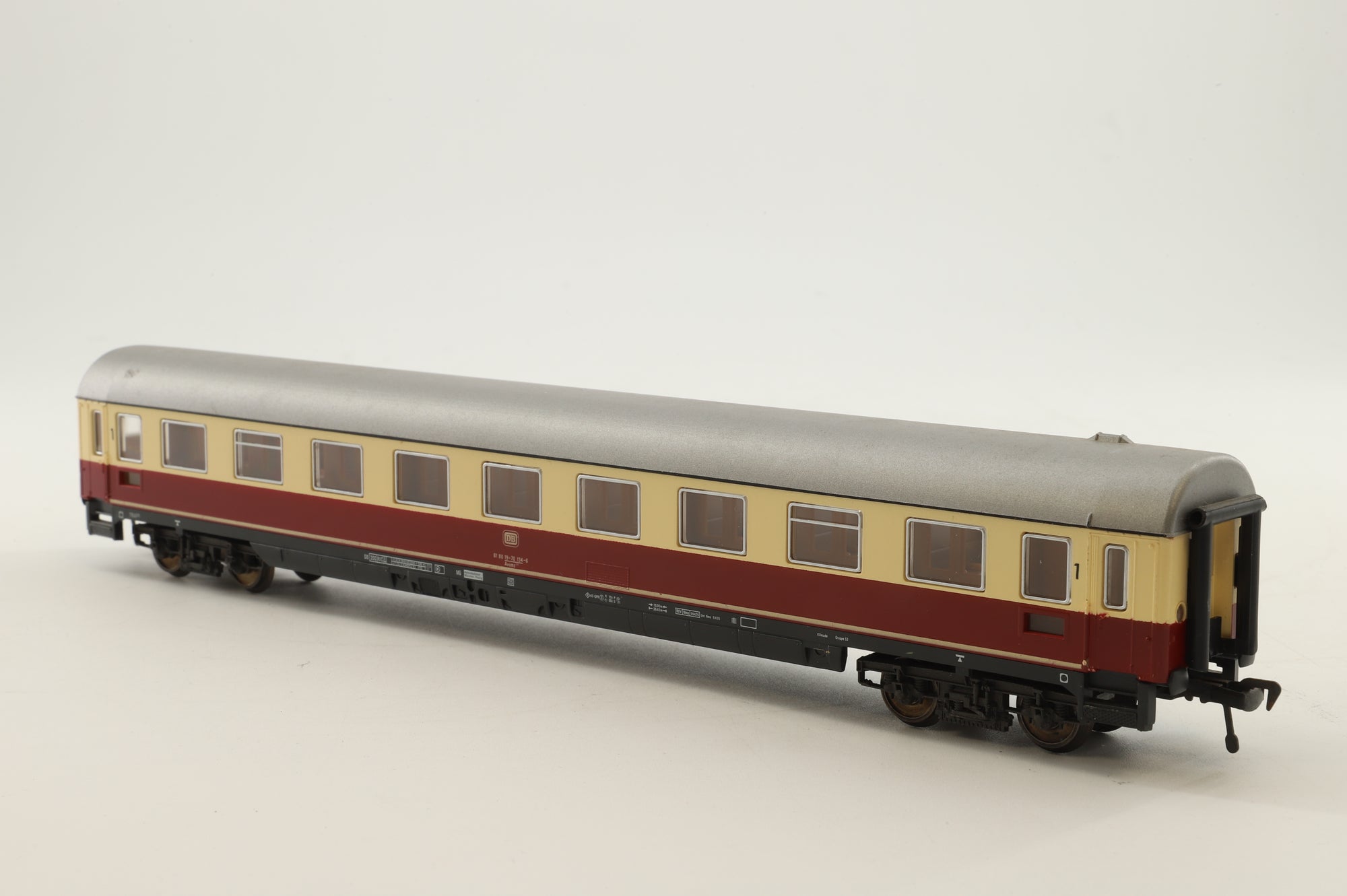 Fleischmann HO Rake of 6 DB Red/Cream Coaches
