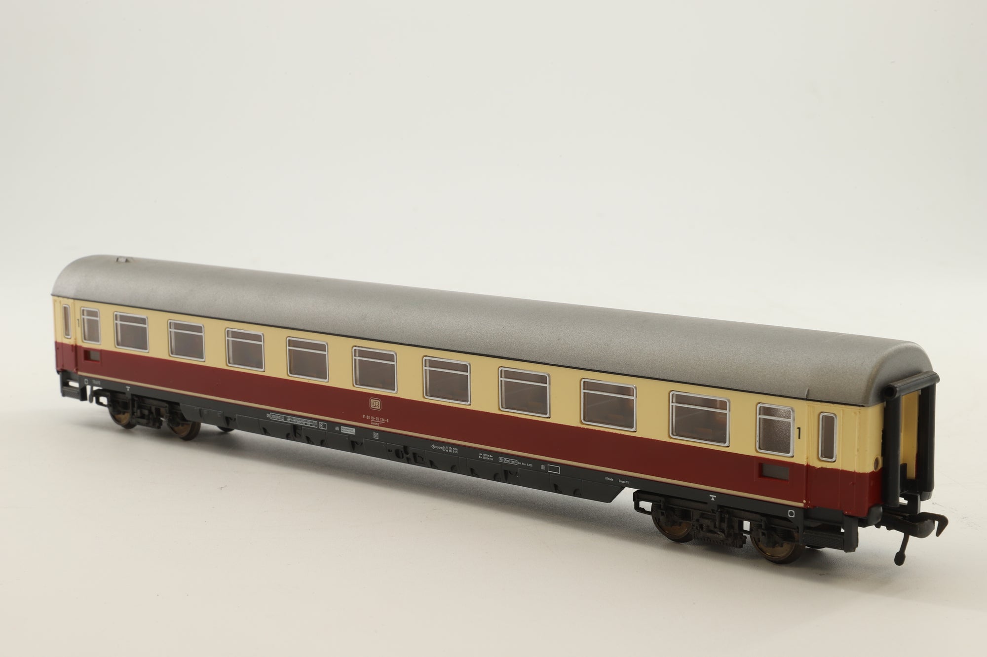 Fleischmann HO Rake of 6 DB Red/Cream Coaches