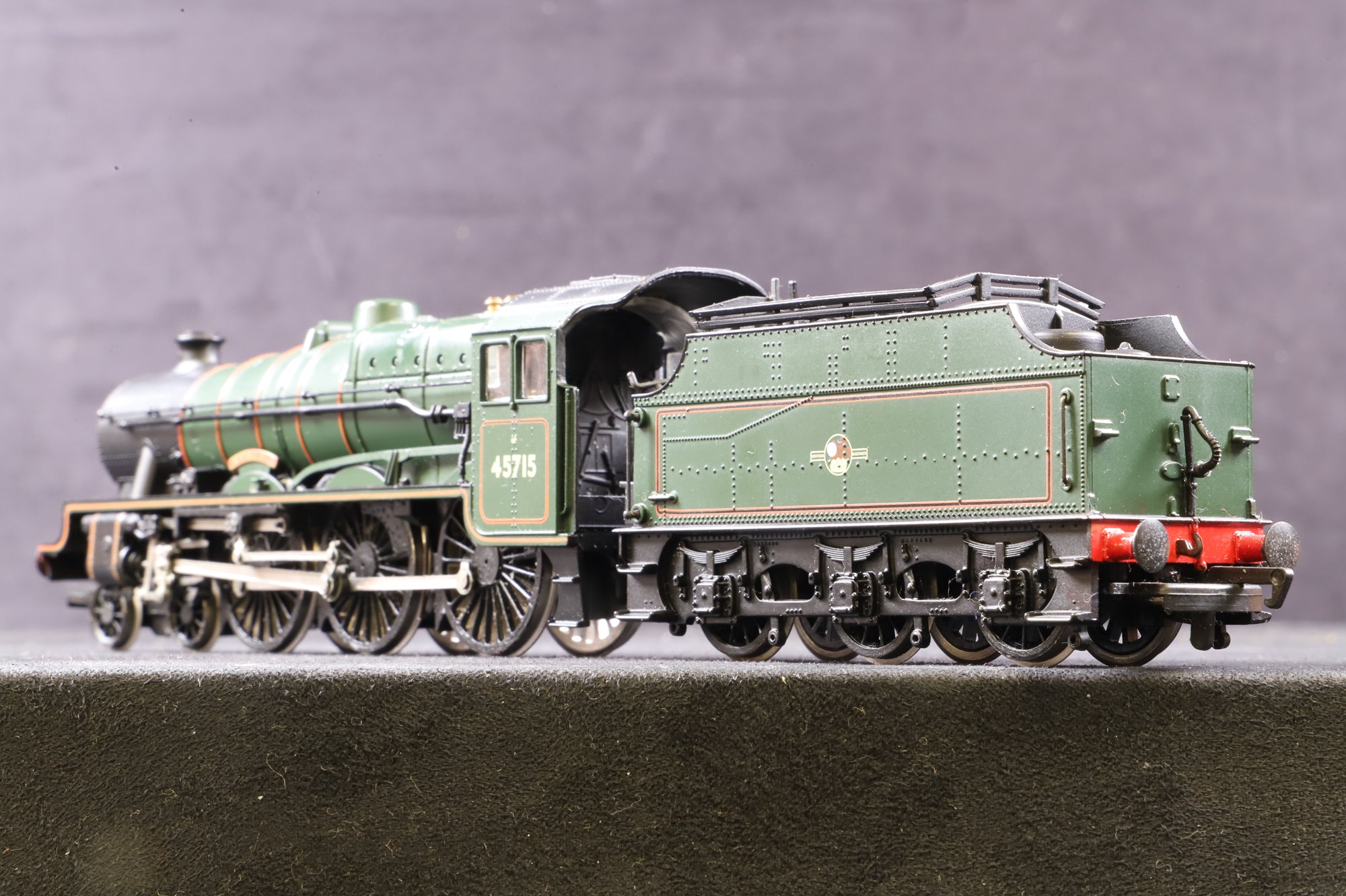 Bachmann OO 31-156 Jubilee Class 45716 'Invincible' in BR Green w/ Late Crests