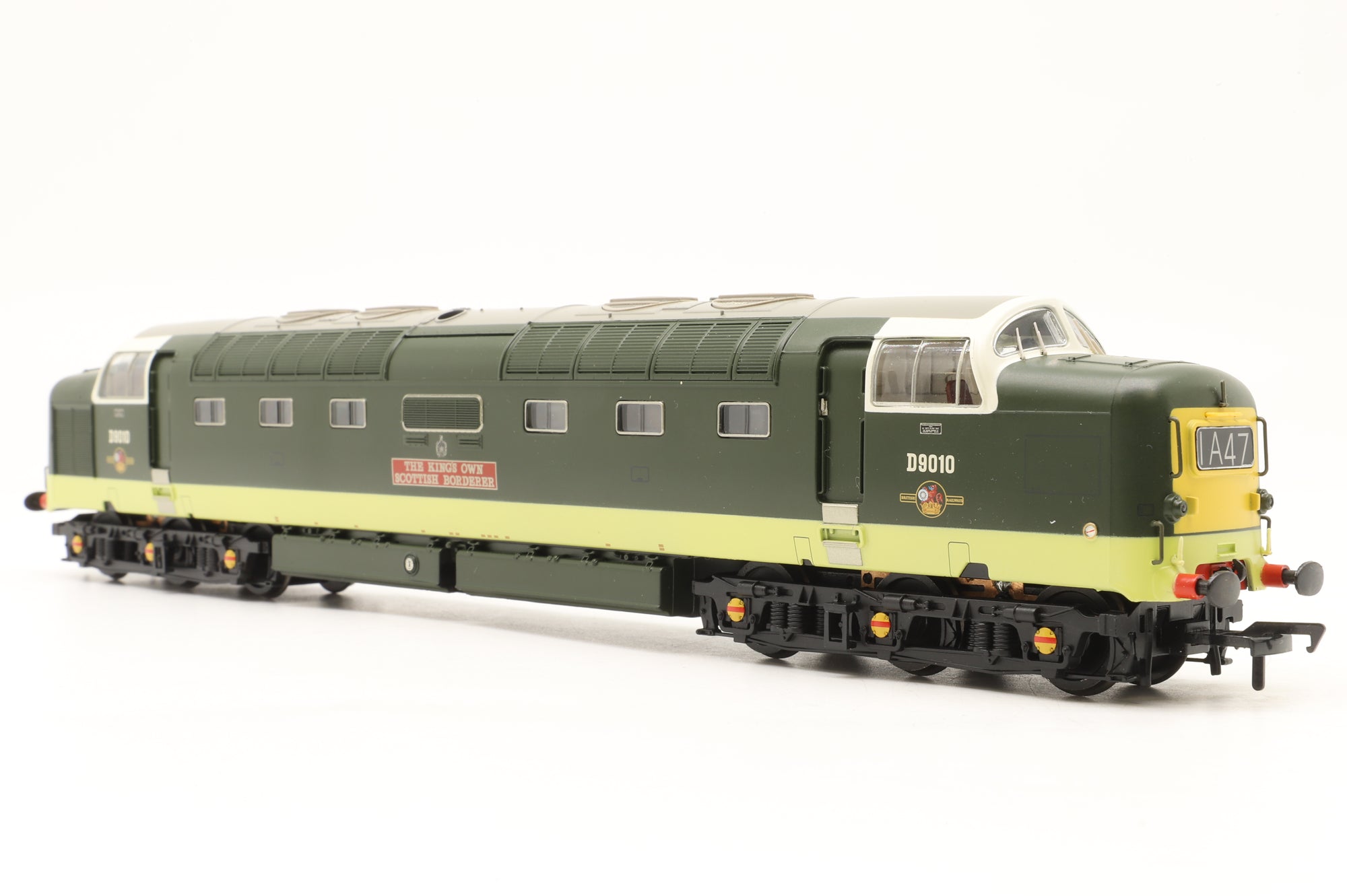 Bachmann OO 32-529C Class 55 Deltic D9010 'The King's Own Scottish Borderer' in BR Two-Tone Green