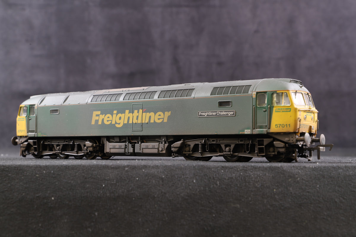 Bachmann OO 32-753 Class 57/0 &#39;57011&#39; &#39;Freightliner Challenger&#39; Weathered, DCC Fitted