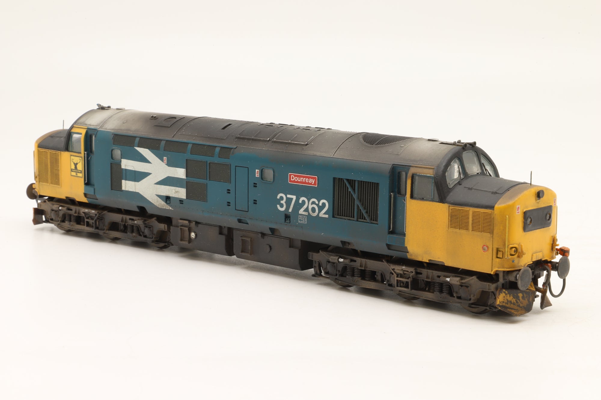 WORKSHOP Bachmann OO Class 37 37262 'Dounreay' in BR Large Logo Blue – DCC Sound & Weathered