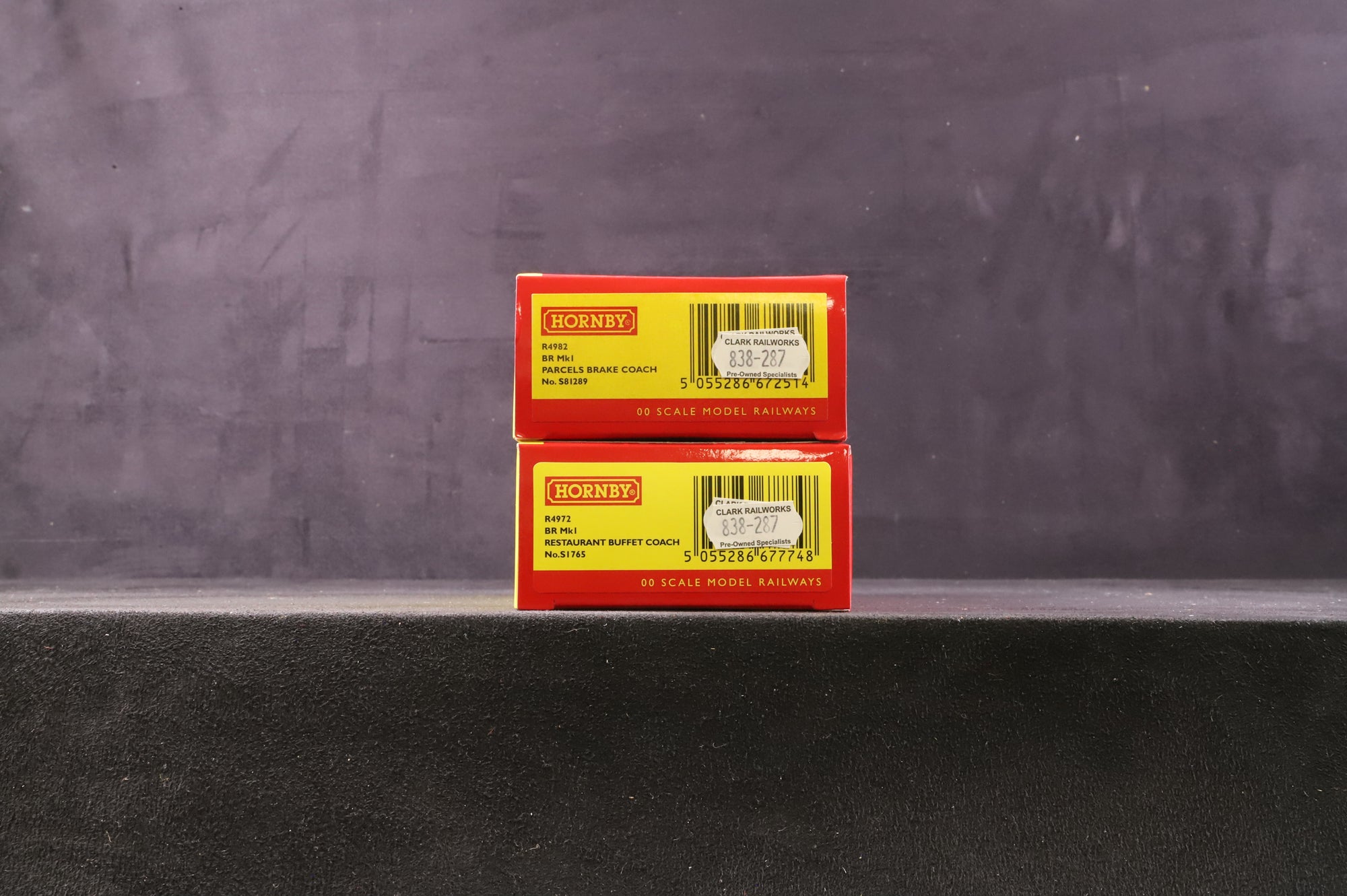 Hornby OO Pair of BR Mk1 Green Coaches, Inc. R4972 & R4982