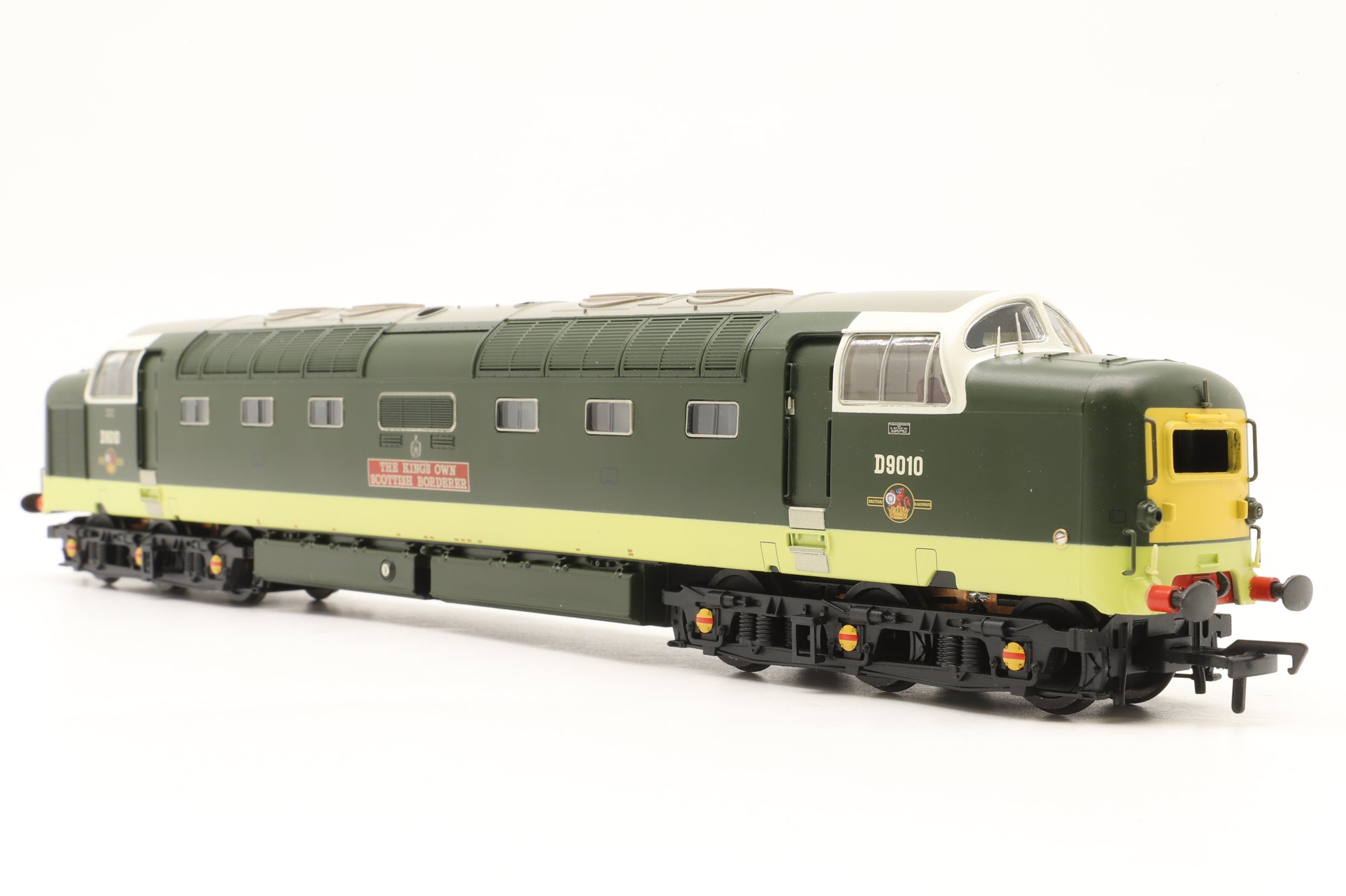 Bachmann OO 32-529C Class 55 Deltic D9010 'The King's Own Scottish Borderer' in BR Two-Tone Green