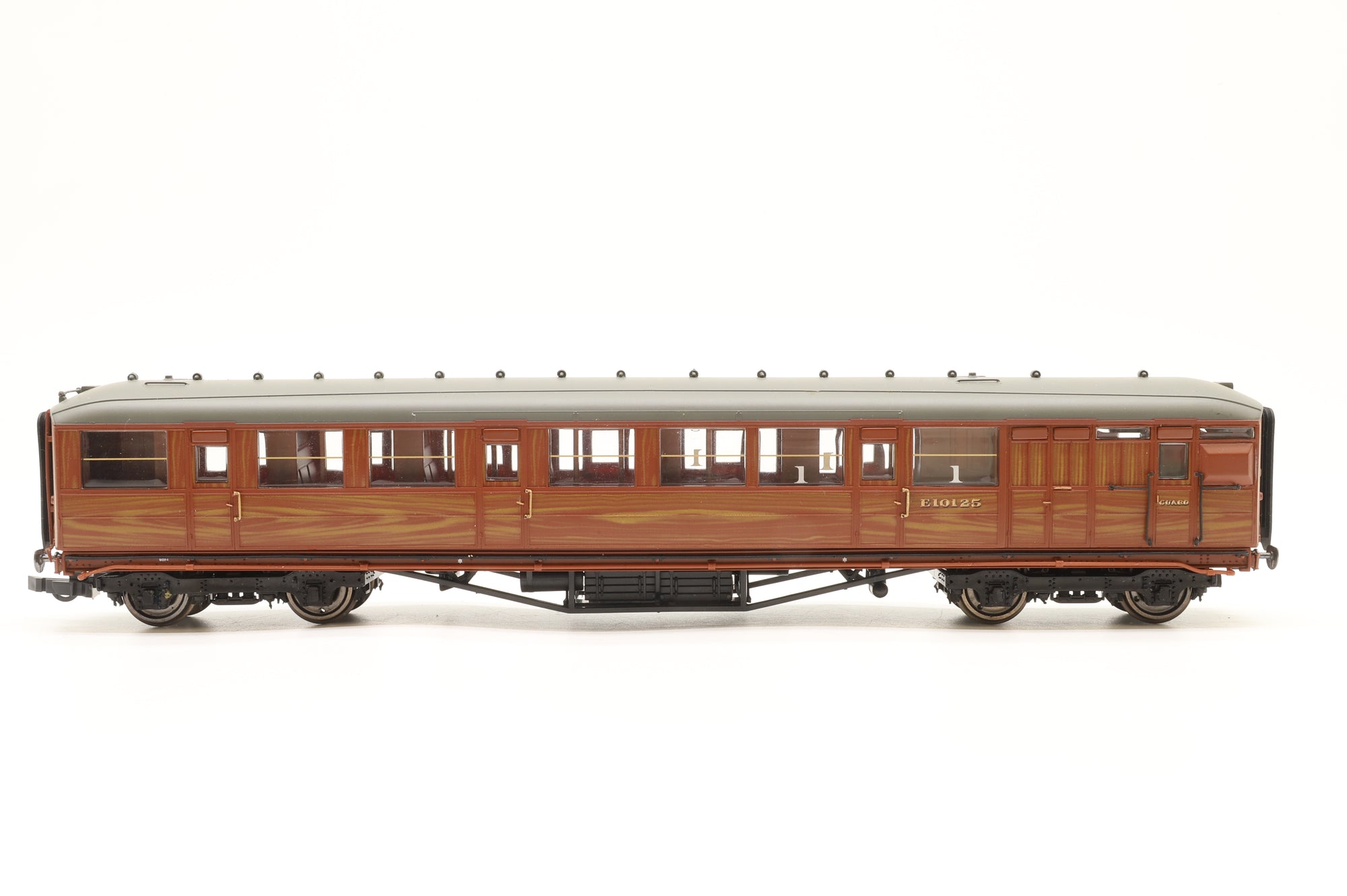 Hornby OO Rake of 7 Teak Gresley Coaches, DCC Controlled Lighting
