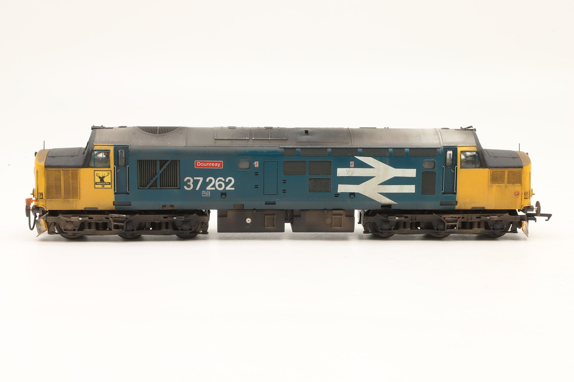 WORKSHOP Bachmann OO Class 37 37262 'Dounreay' in BR Large Logo Blue – DCC Sound & Weathered
