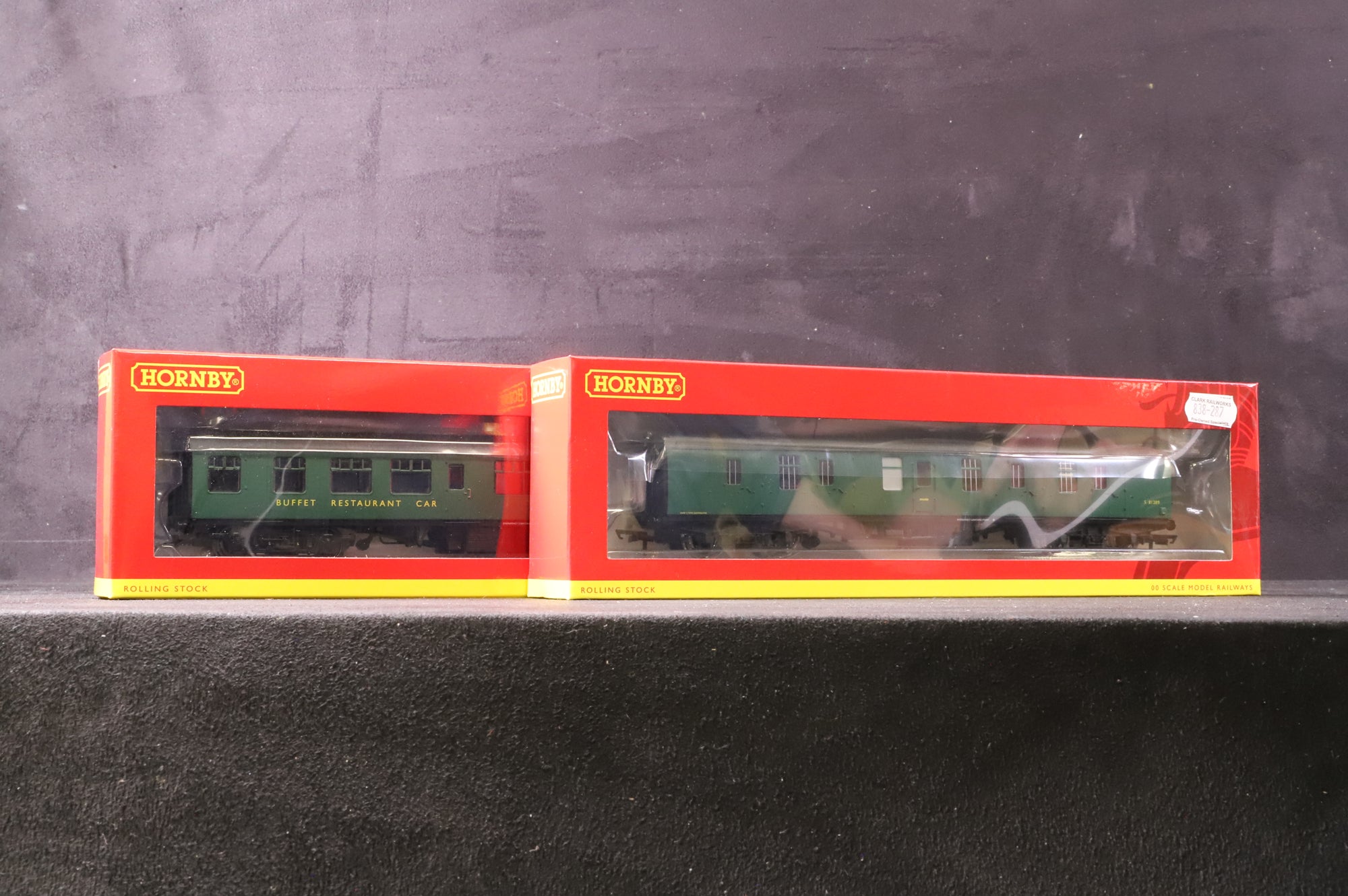 Hornby OO Pair of BR Mk1 Green Coaches, Inc. R4972 & R4982