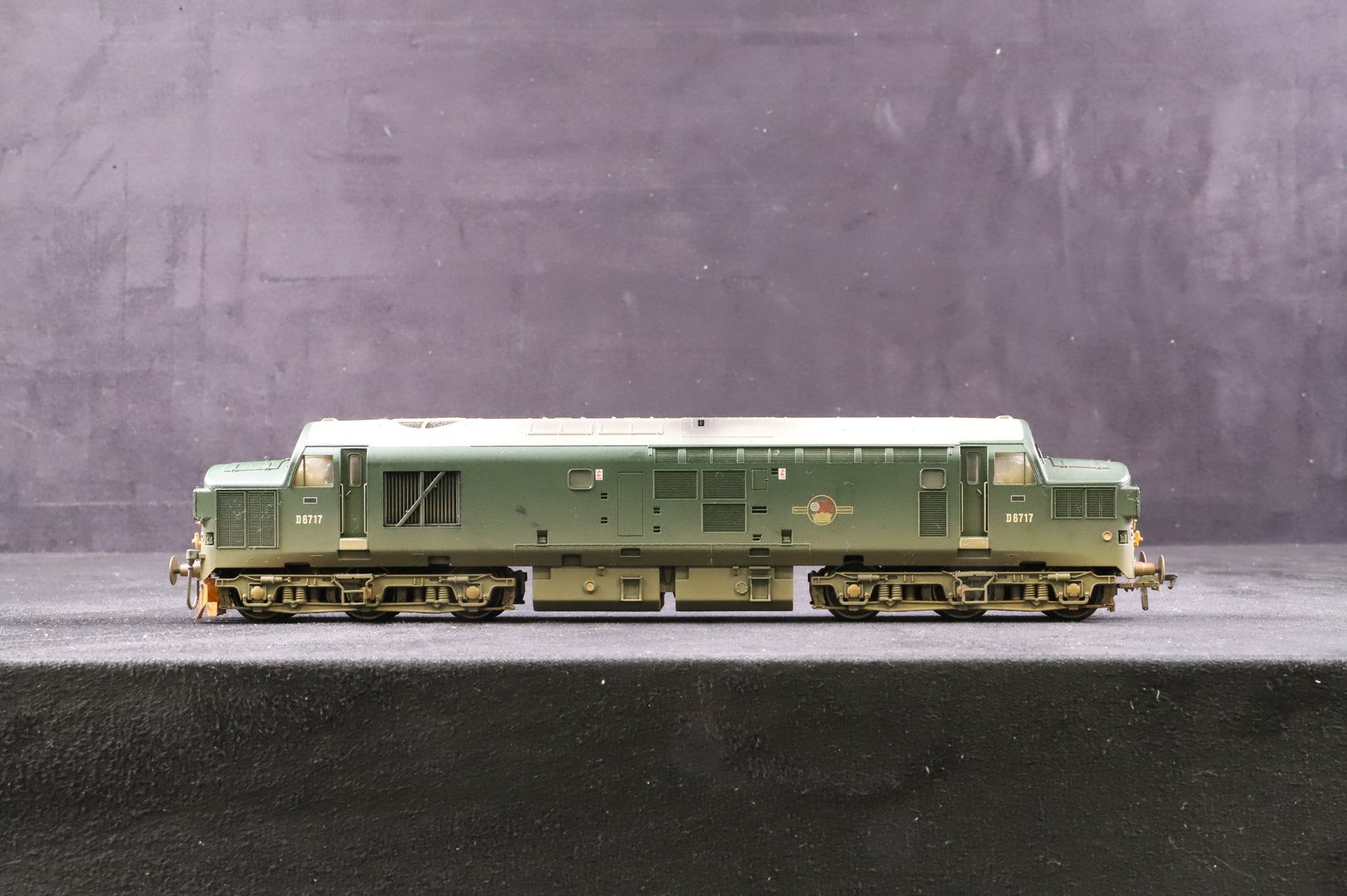 Bachmann OO 32-776 Class 37/0 Diesel 'D6717' BR Green Split Head Code Weathered