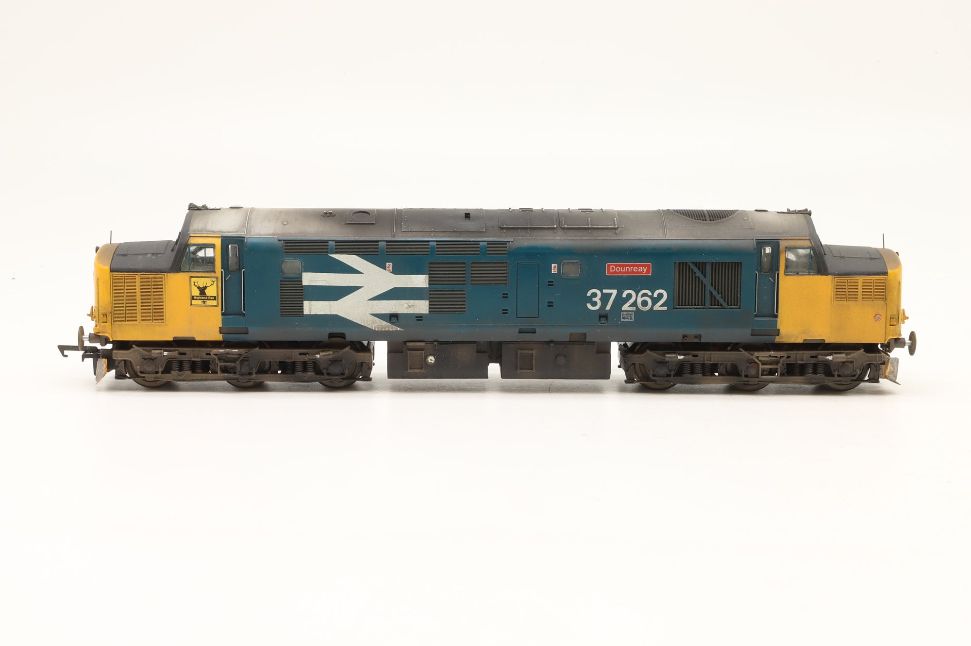 WORKSHOP Bachmann OO Class 37 37262 'Dounreay' in BR Large Logo Blue – DCC Sound & Weathered