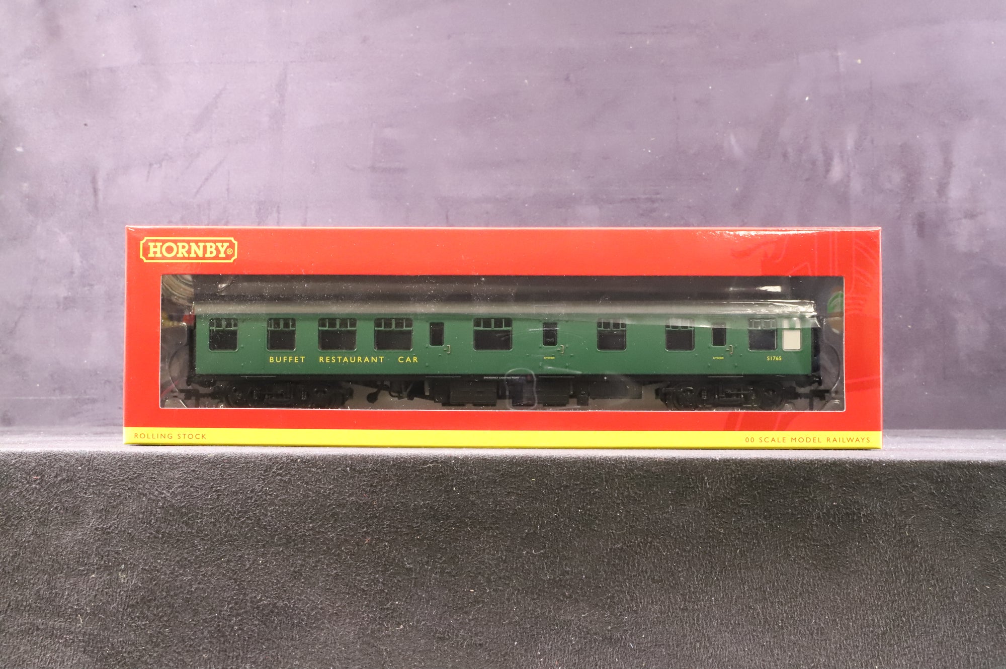 Hornby OO Pair of BR Mk1 Green Coaches, Inc. R4972 & R4982