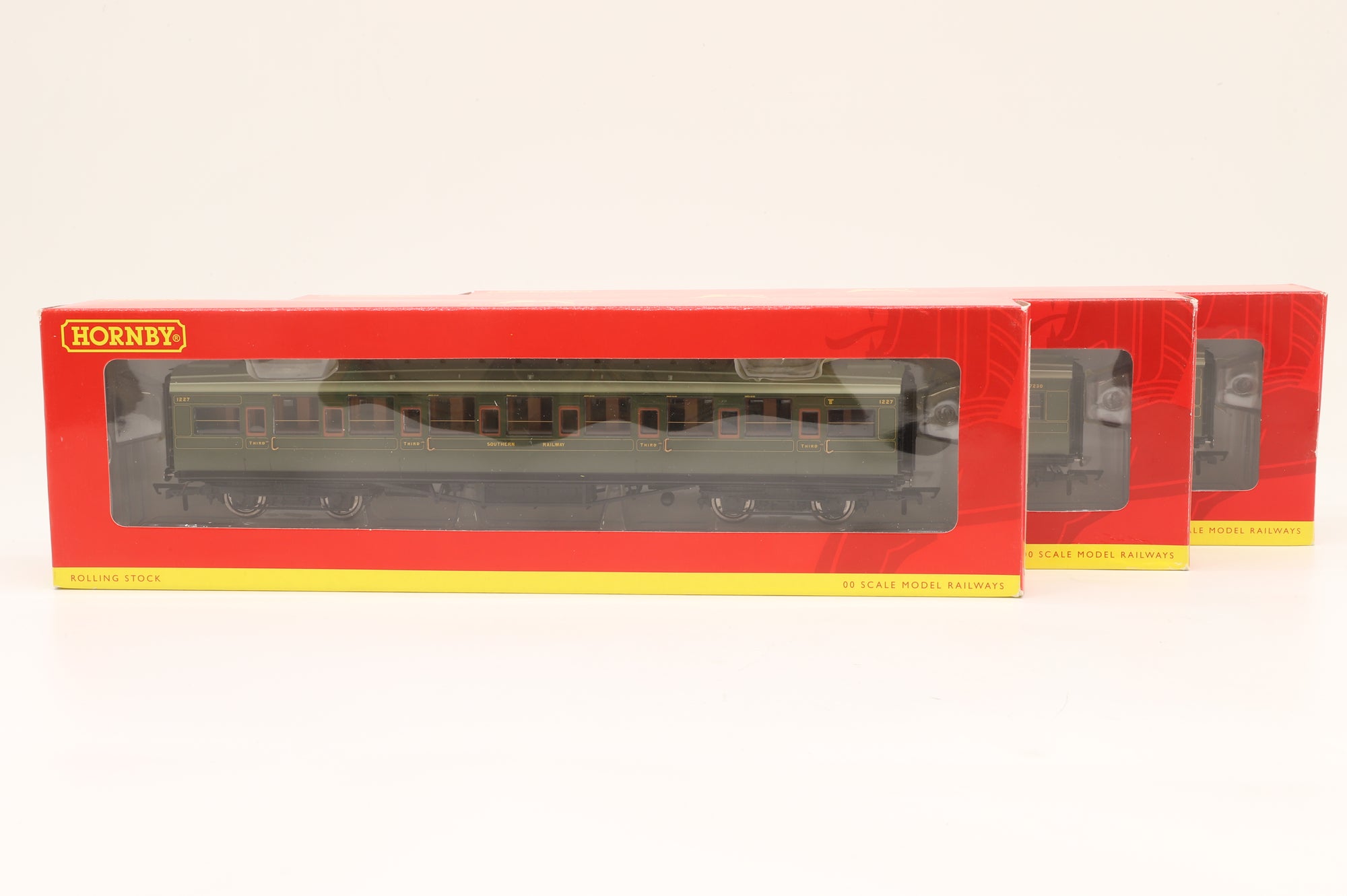Hornby OO R2813 'Southern Suburban 1938' Great British Train Pack, Ltd Ed.1596/2500 & R4378 'Southern Suburban 1938' Coach Pack