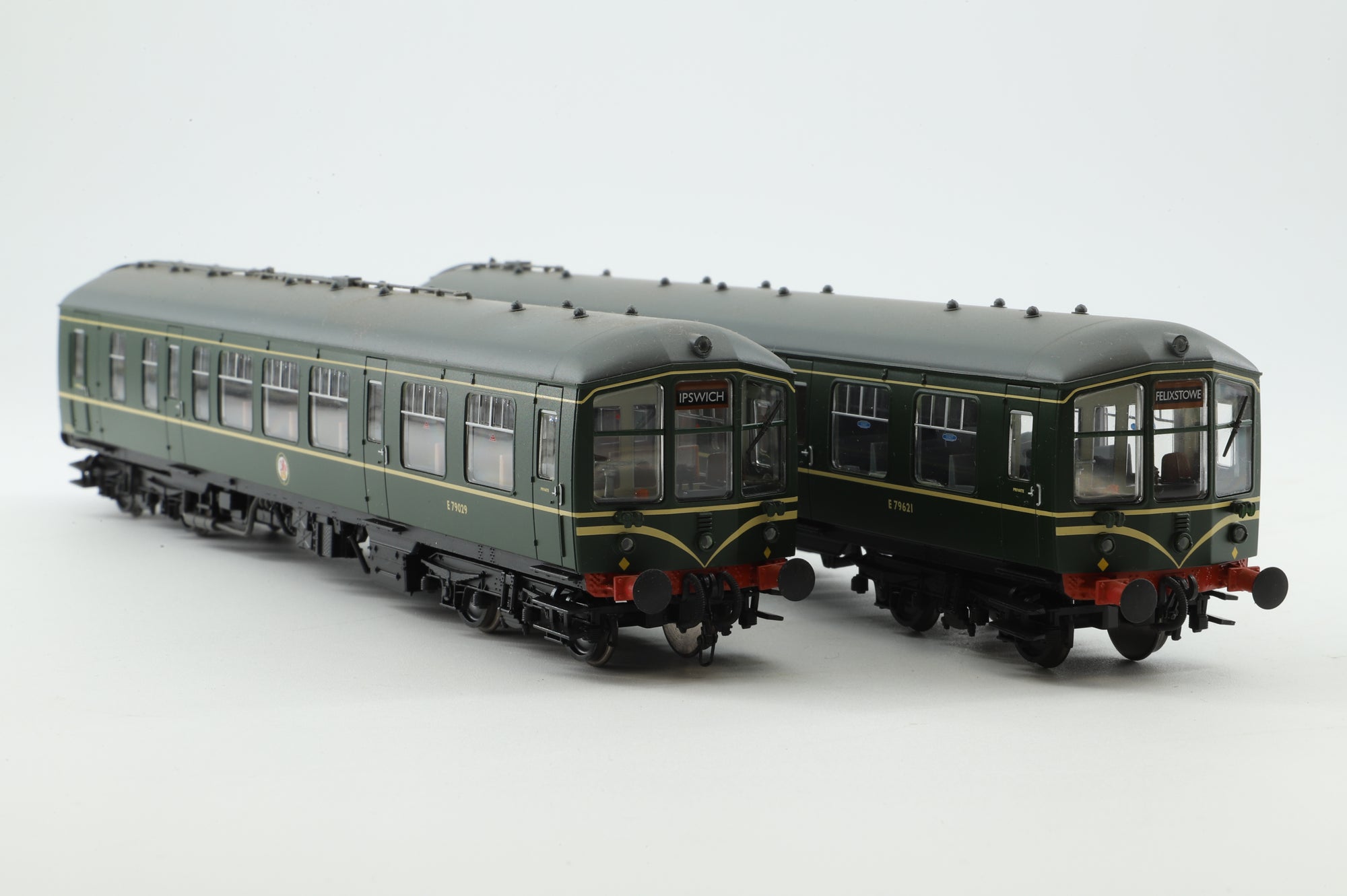 Bachmann OO 32-516A Derby Lightweight 2-Car DMU E79029/E79621 in BR Green w/ Speed Whiskers