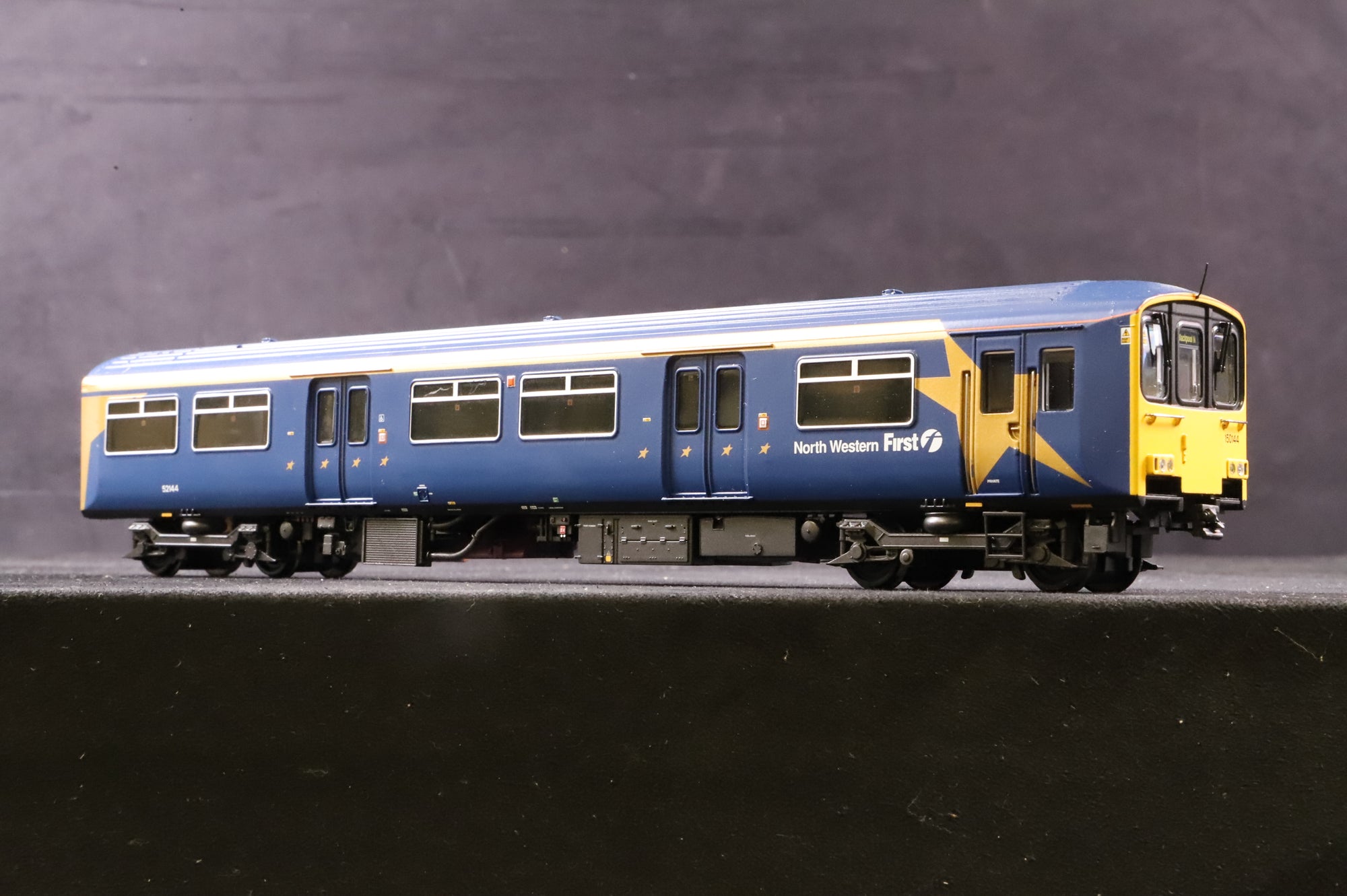 Bachmann OO 32-925 Class 150/1 150144 2 Car DMU in First North Western Livery
