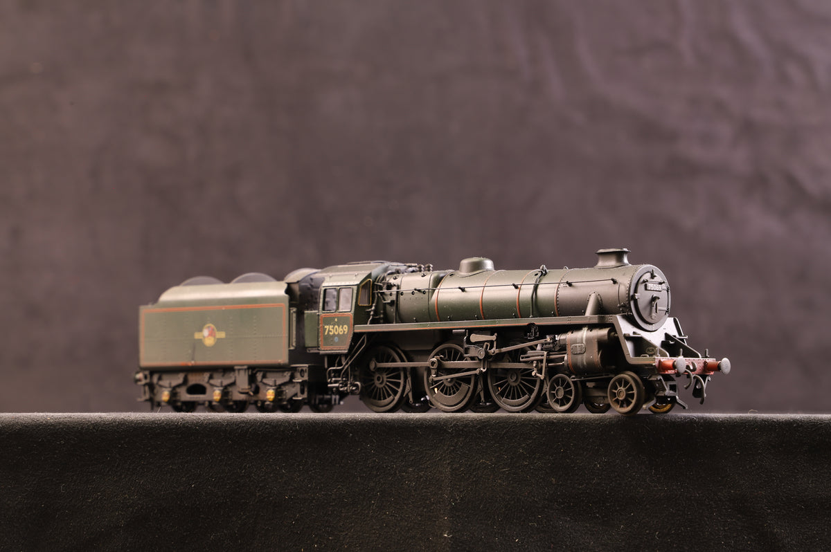 Bachmann OO 31-116 Standard Class 4MT &#39;75069&#39; BR1B Tender BR Lined Green L/C, Weathered