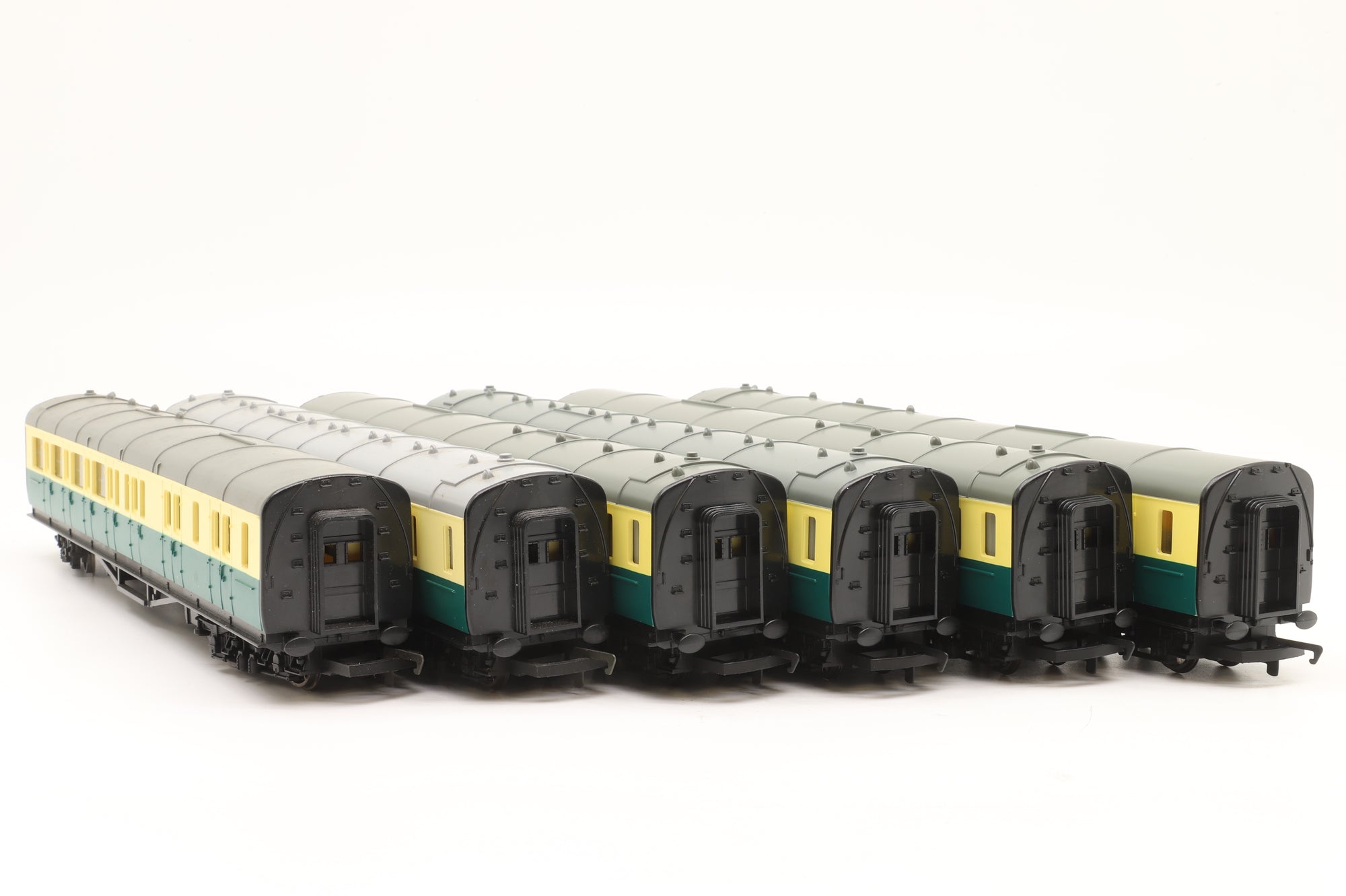 Hornby Thomas & Friends OO Rake of 6x Gordon Coaches