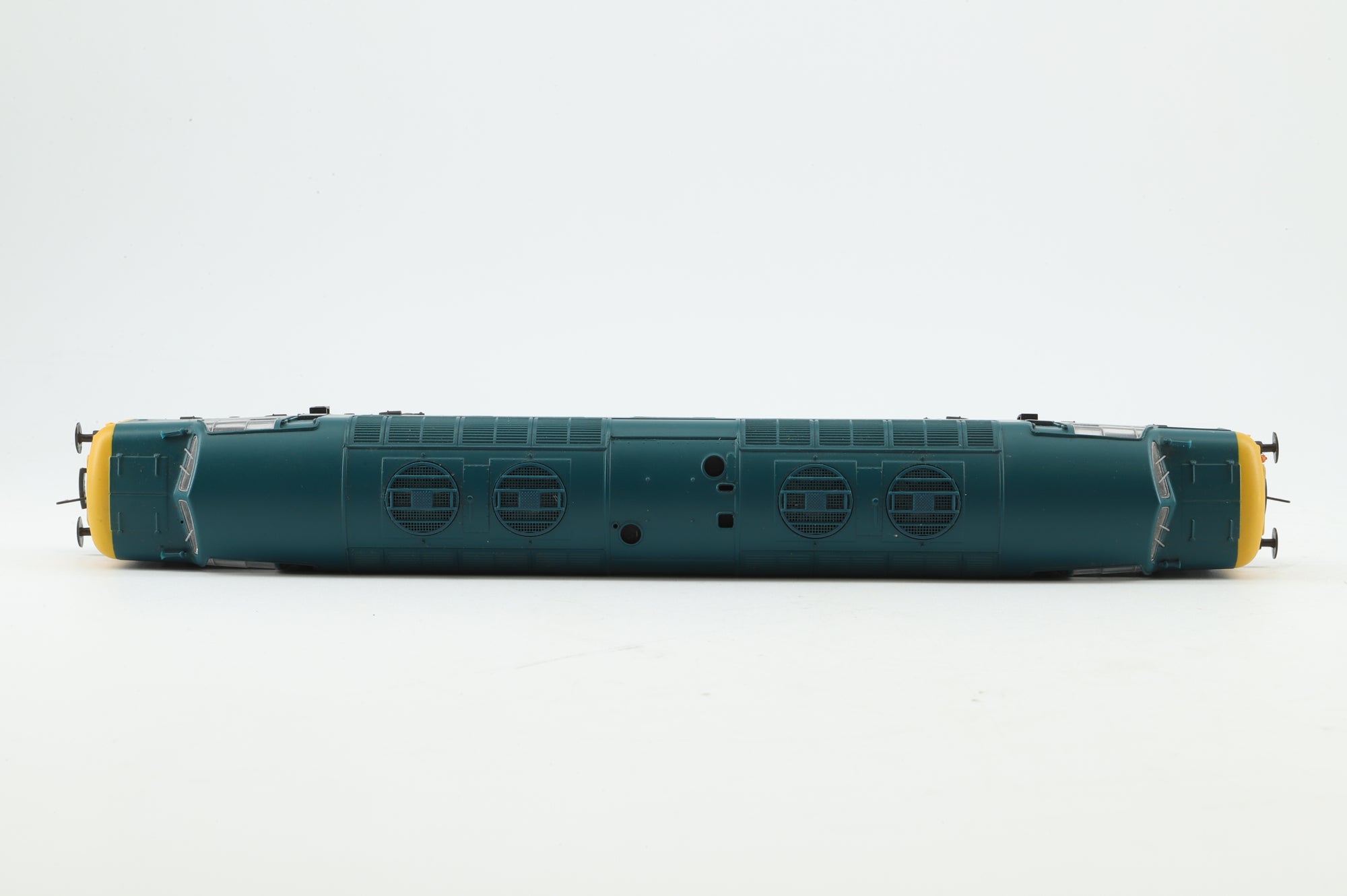 Bachmann OO 32-534DS Class 55 Deltic 55004 'Queen's Own Highlander' in BR Blue - DCC Sound