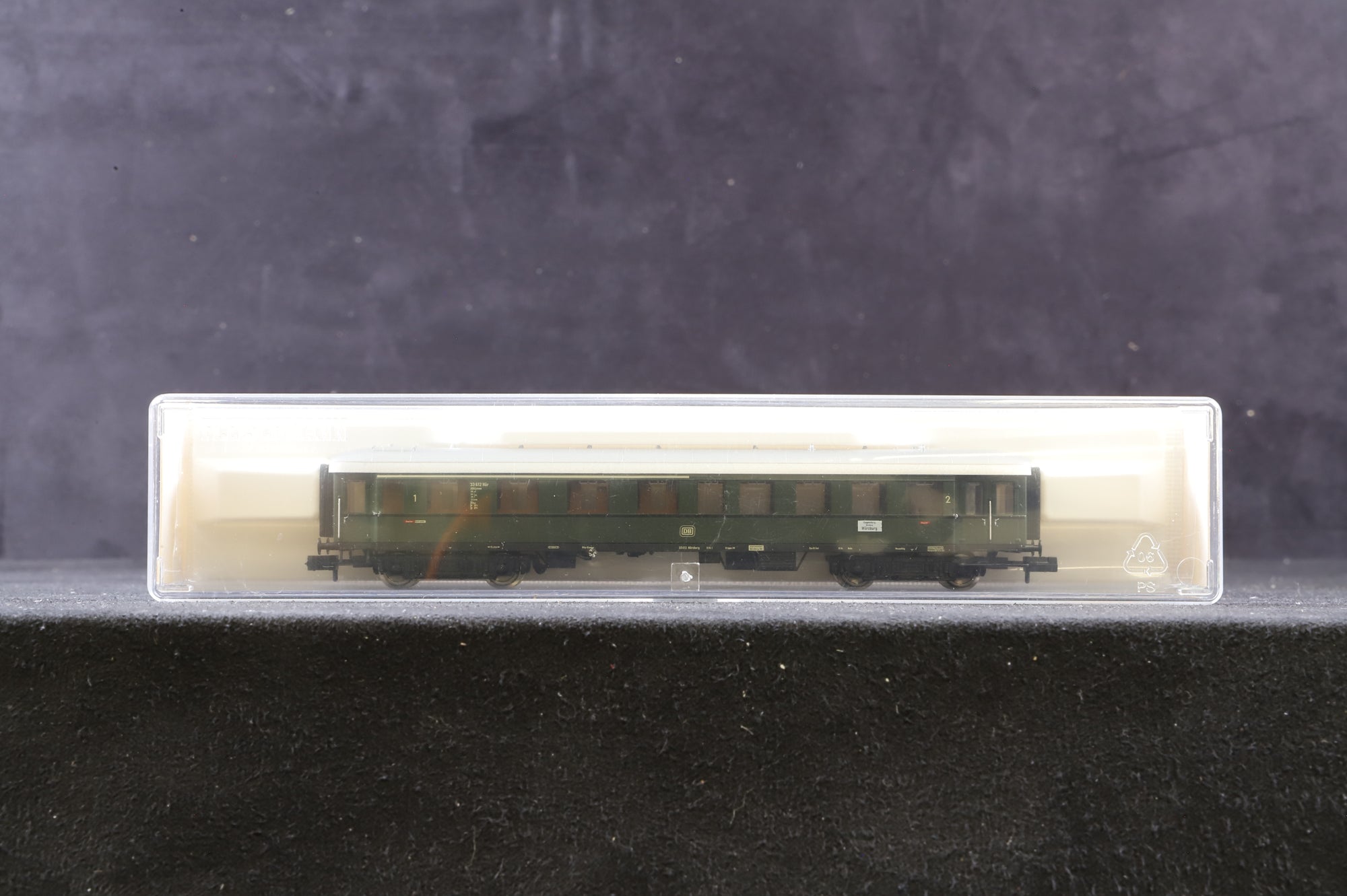 Fleischmann N Rake Of 5 Green DB Coaches Inc. 8677x2, 8679, 8575 & 8677