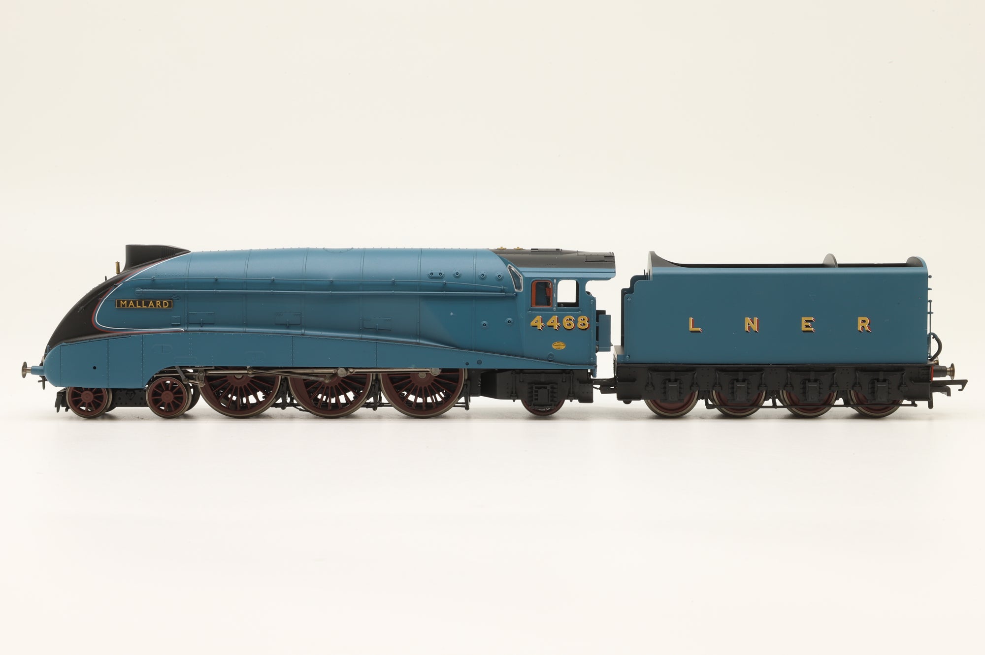 Hornby OO R2339 Class A4 '4468' 'Mallard' LNER Garter Blue