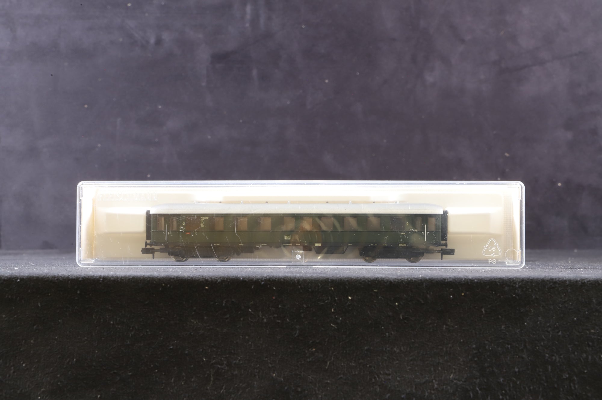 Fleischmann N Rake Of 5 Green DB Coaches Inc. 8677x2, 8679, 8575 & 8677