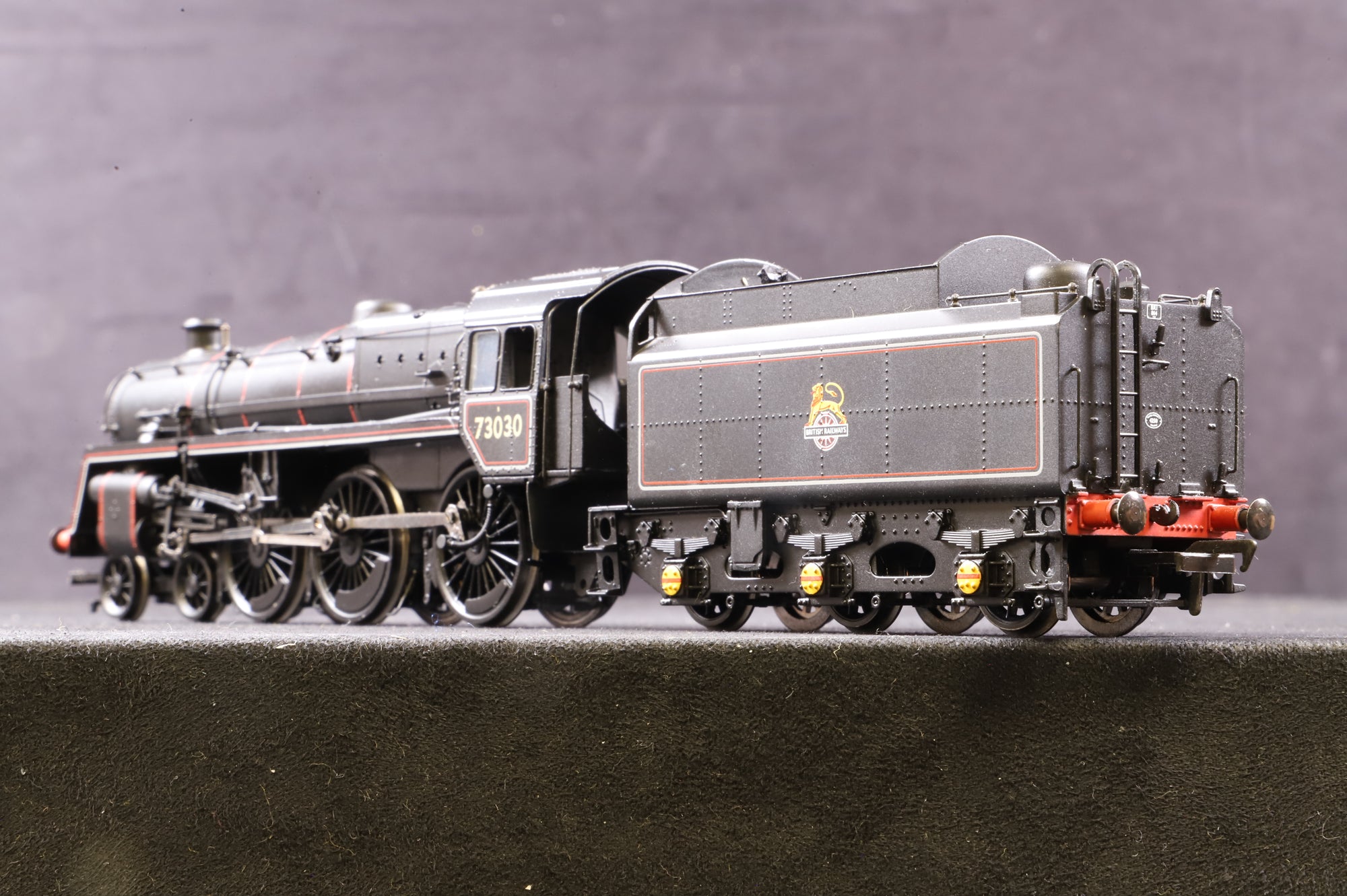 Bachmann OO 32-503 Standard 5MT 73030 in BR Black w/ BR1 Tender & Early Crests