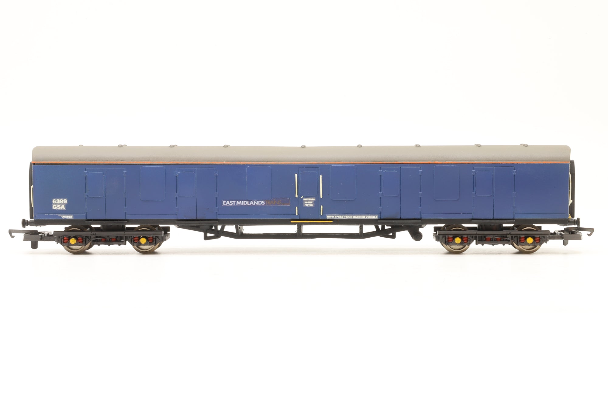 Hornby OO Rake Of 2 BR Mk1 East Midlands Trains High Speed Train Barrier Vehicles