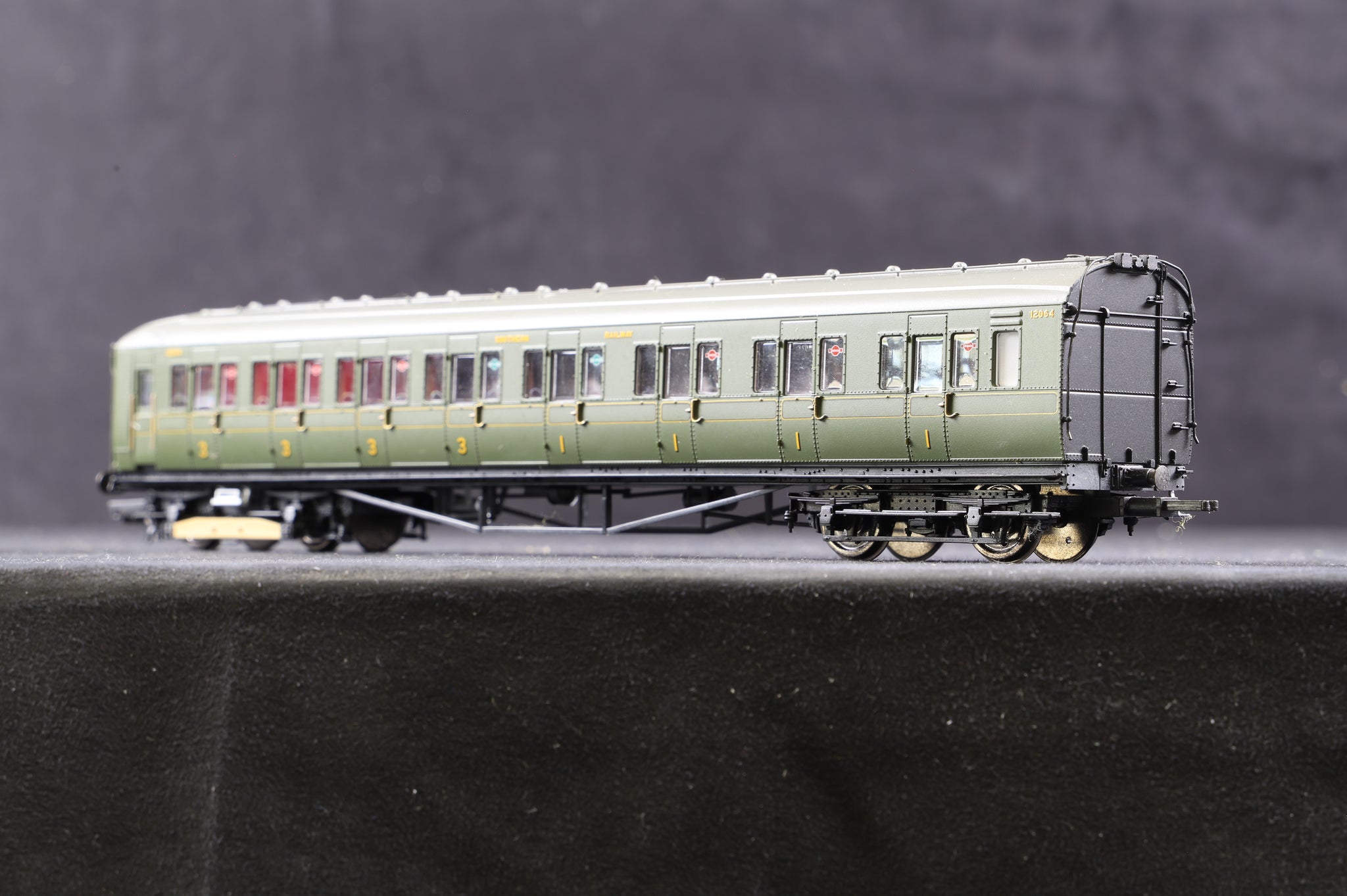 2 Bil Train Hornby OO Southern Railway 2-BIL ‘2041’ Train Pack - Clark Railworks
