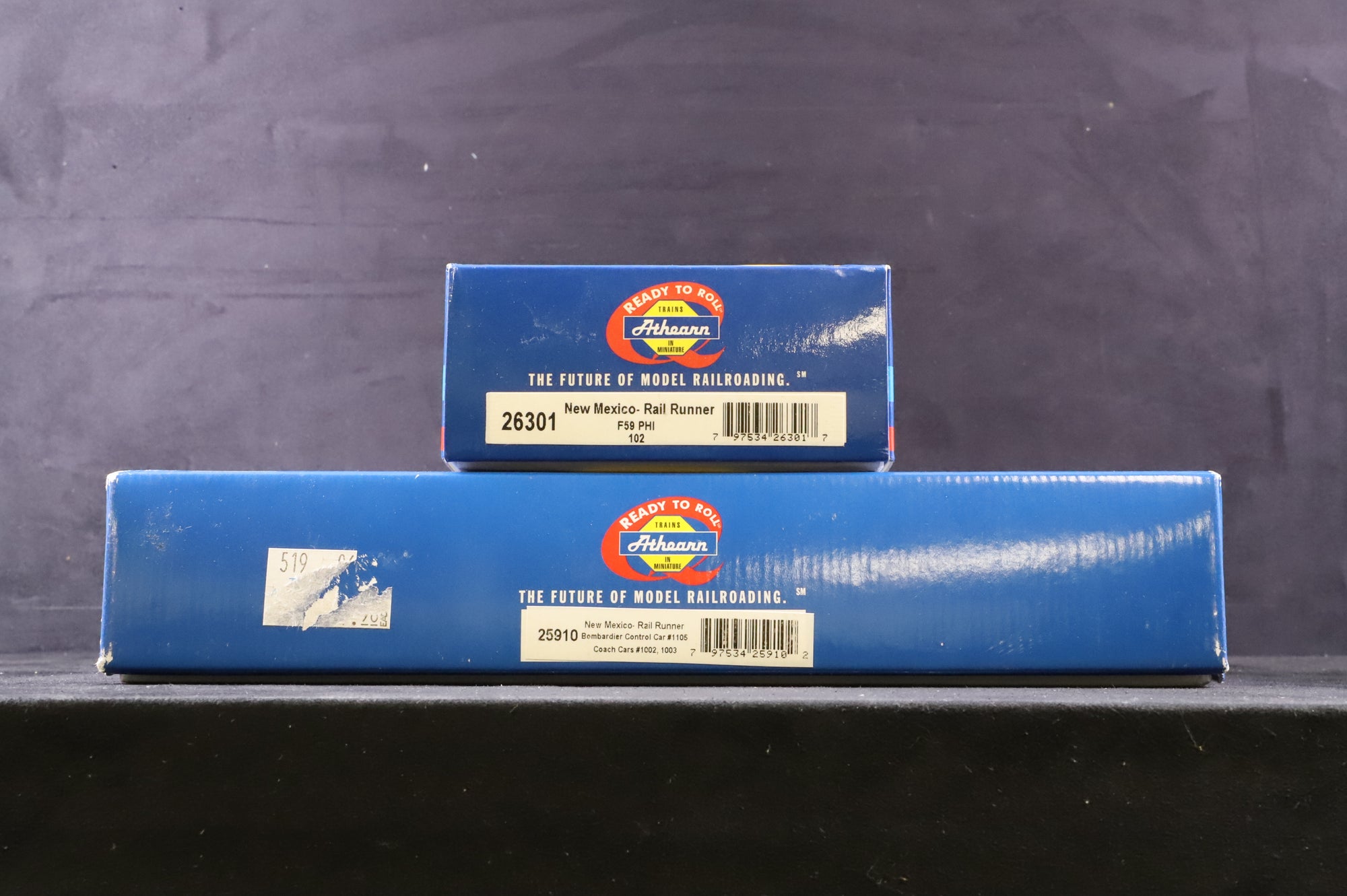 Athearn HO 26301/25910 F59PHI No.102 w/ 3 Pack of Bombardier Coaches Incl. Control Car in New Mexico Rail Runner Liveries