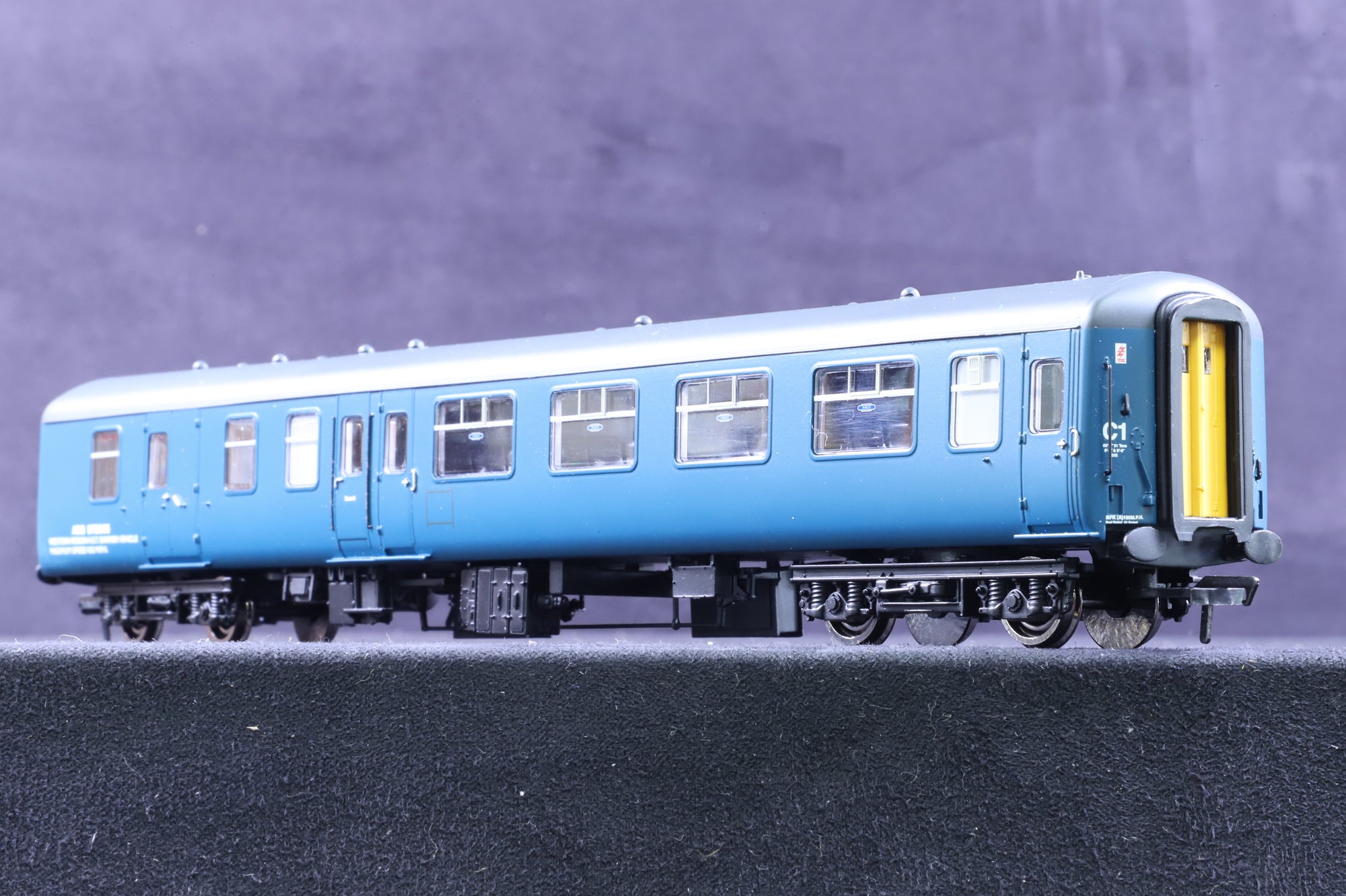 Bachmann OO Set of 2 BR Blue/Yellow HST Barrier Coaches