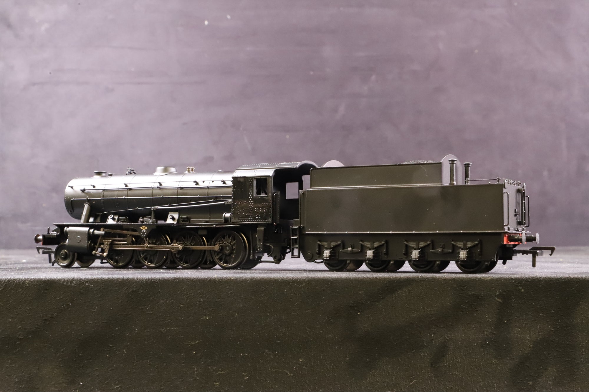 Bachmann OO 32-254A WD Austerity 2-8-0 '77003' LNER Plain Black