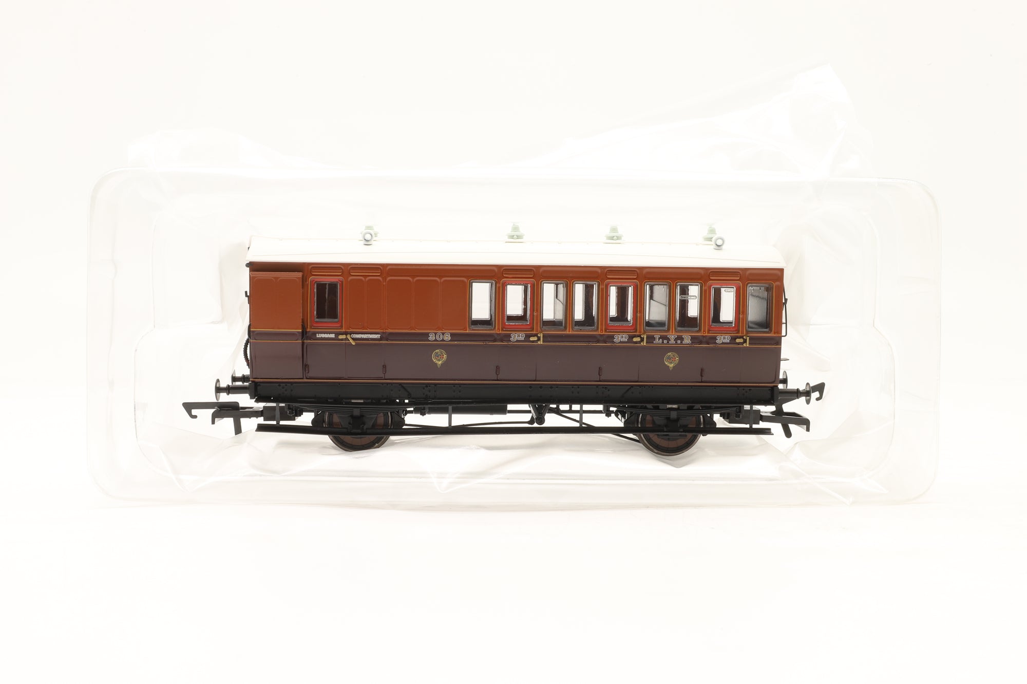 Hattons OO H4-46Pack-1101 Pack of 4x Genesis Coaches in L&Y Brown/Umber