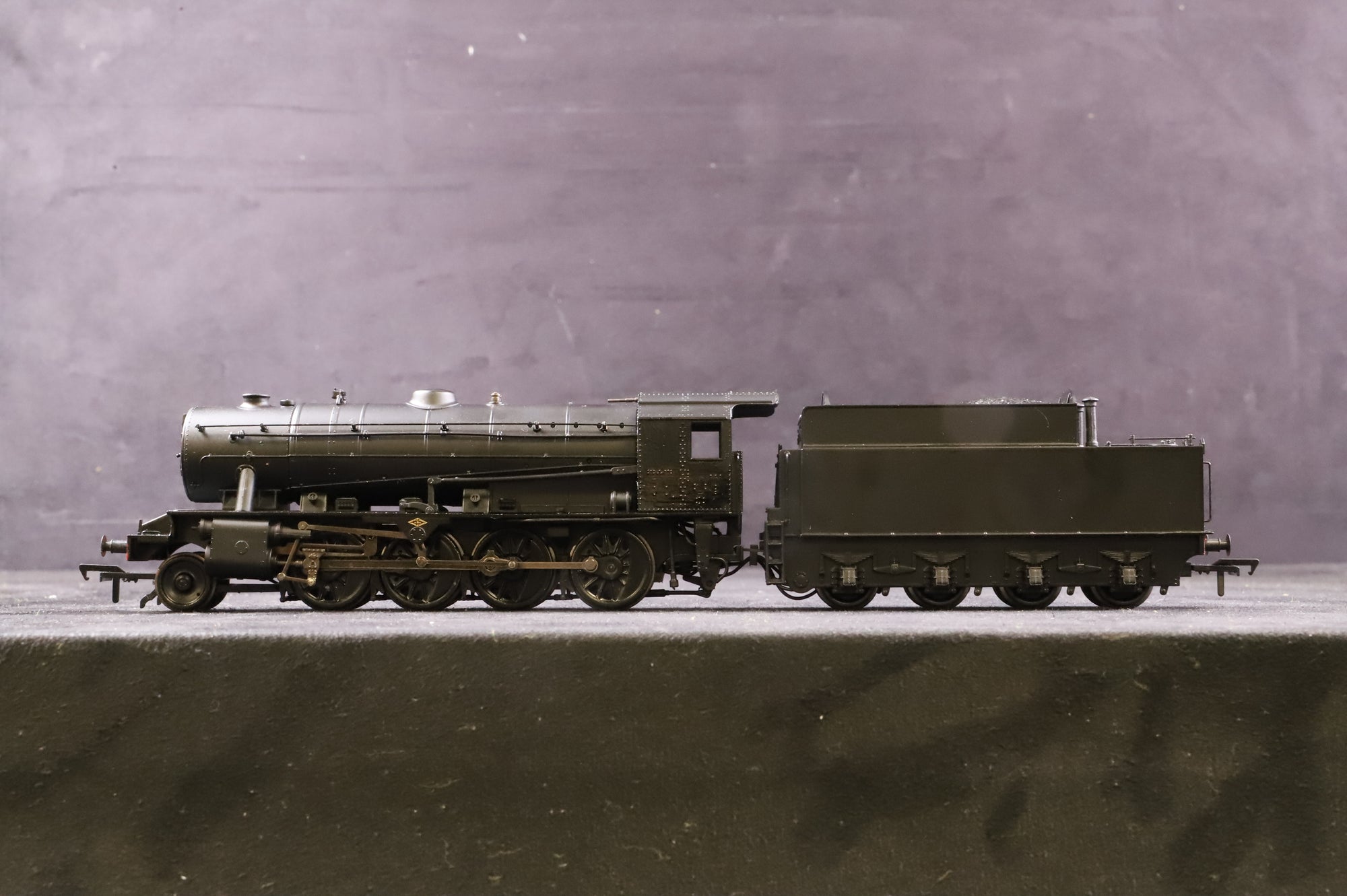 Bachmann OO 32-254A WD Austerity 2-8-0 '77003' LNER Plain Black