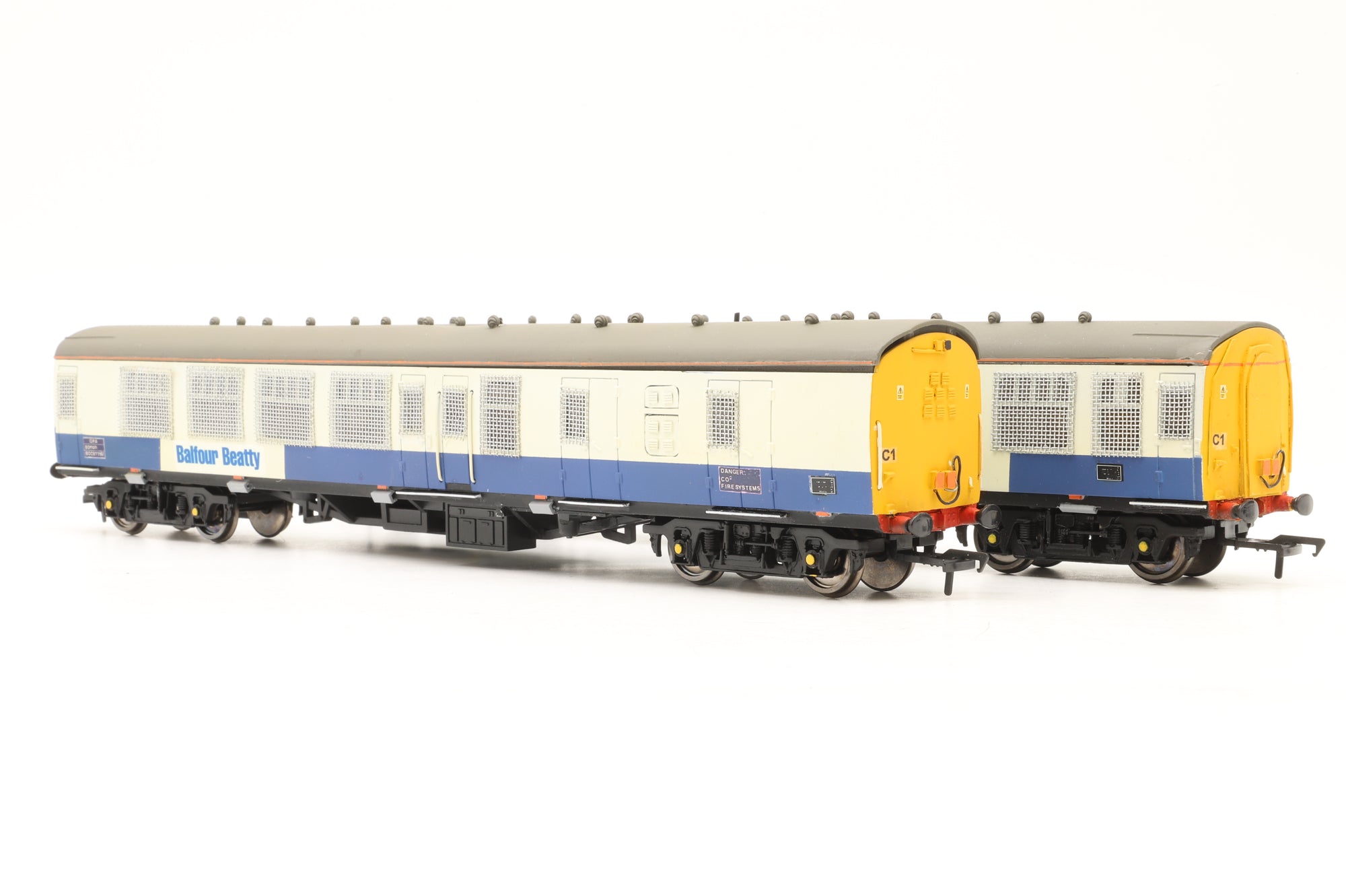 Lima OO Rake Of 2 BR Mk1 Balfour Beatty Staff & Generator Vehicles