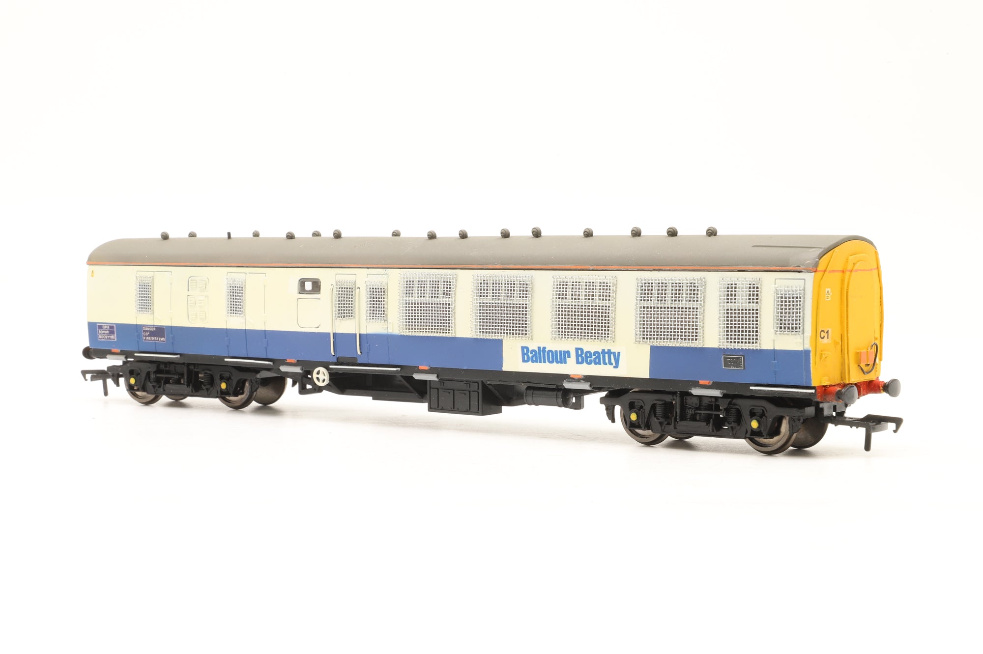 Lima OO Rake Of 2 BR Mk1 Balfour Beatty Staff & Generator Vehicles