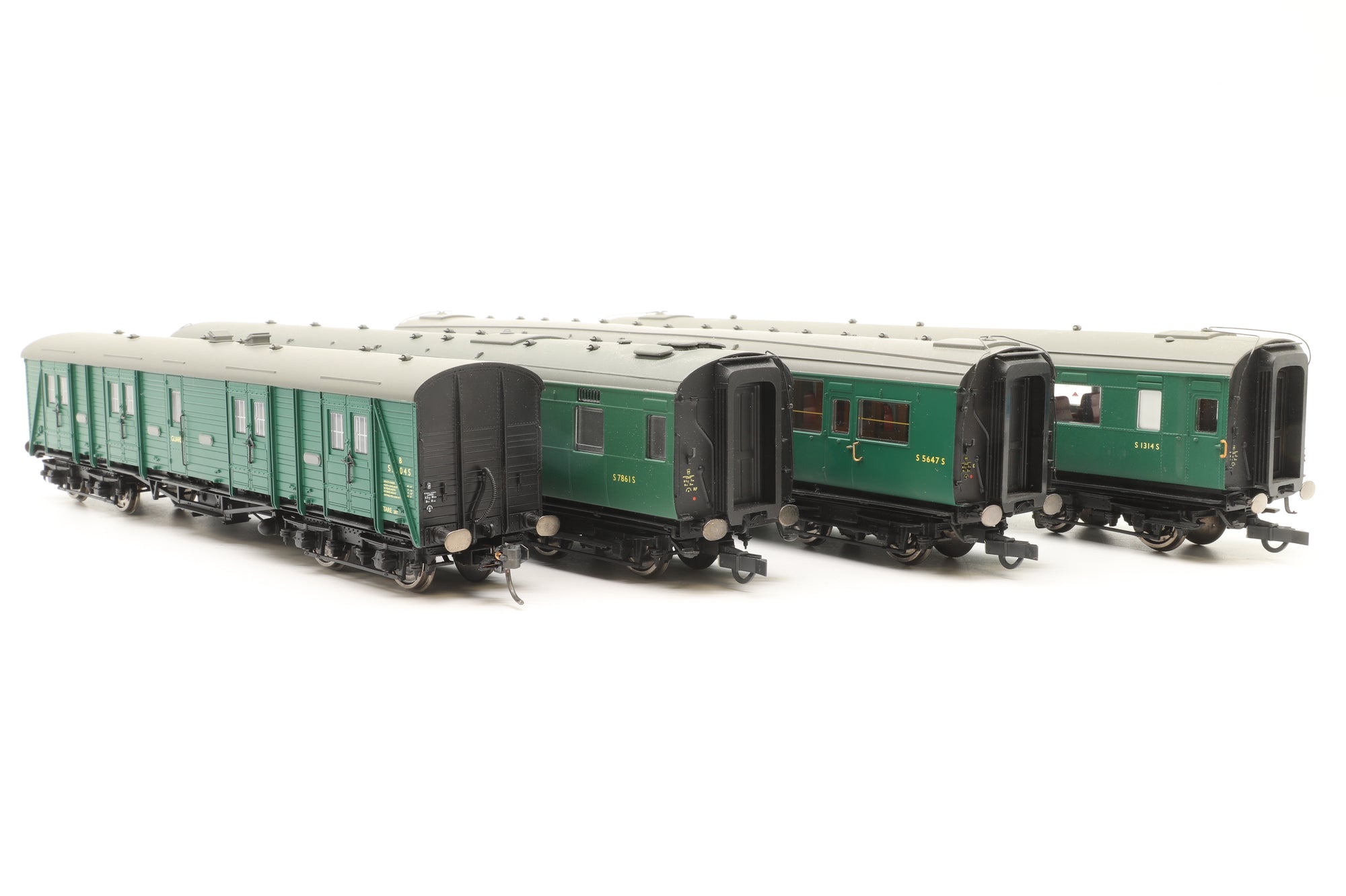 Hornby OO Rake Of 3 SR Green Coaches & CCT Van DCC Lights