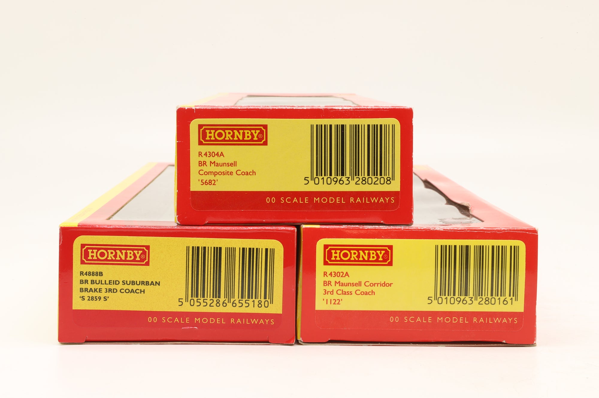 Hornby OO Rake Of 3 BR Bulleid/ Maunsell Green Caoches inc. R4888B, R4302A & R4304A