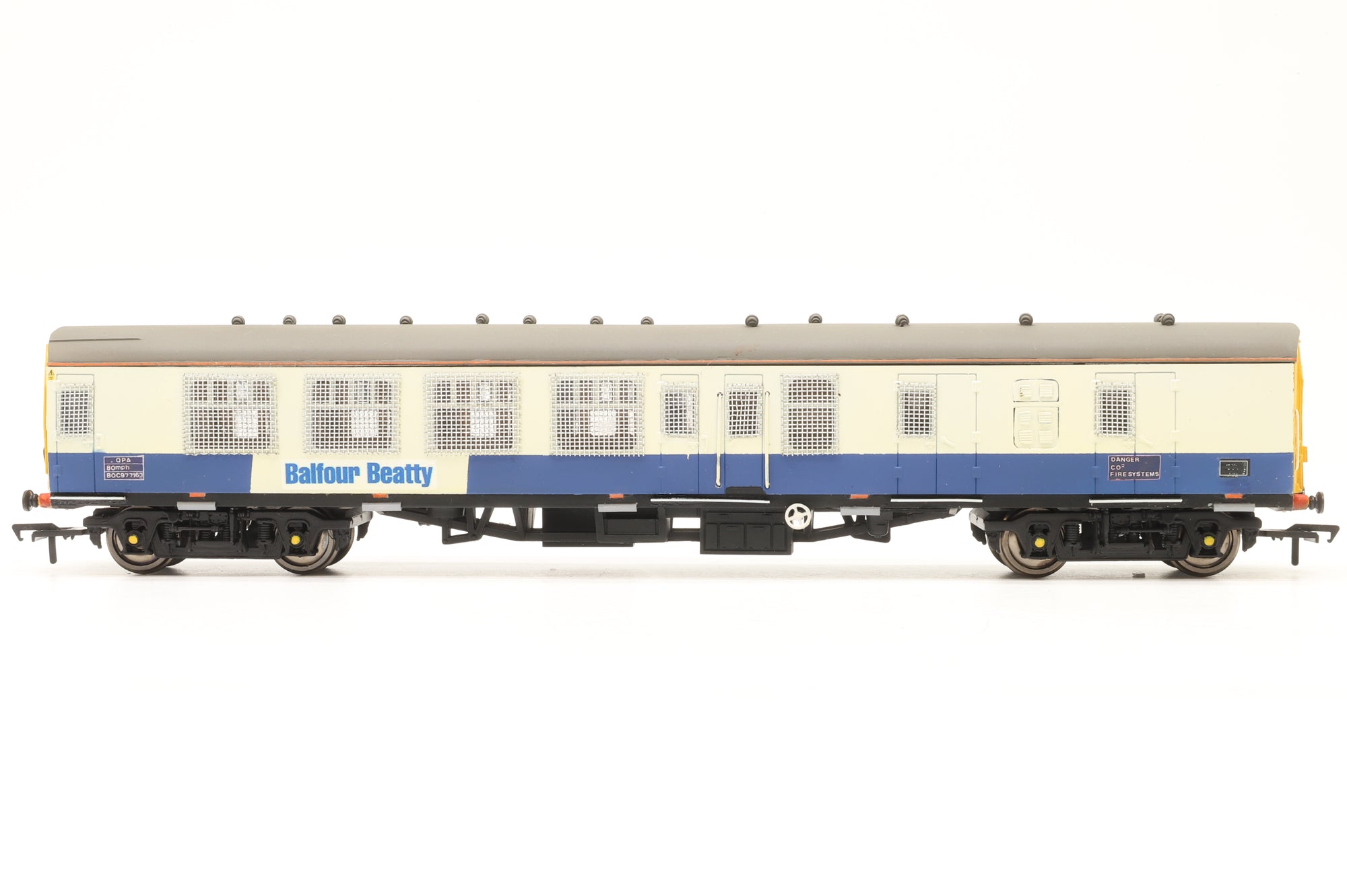 Lima OO Rake Of 2 BR Mk1 Balfour Beatty Staff & Generator Vehicles