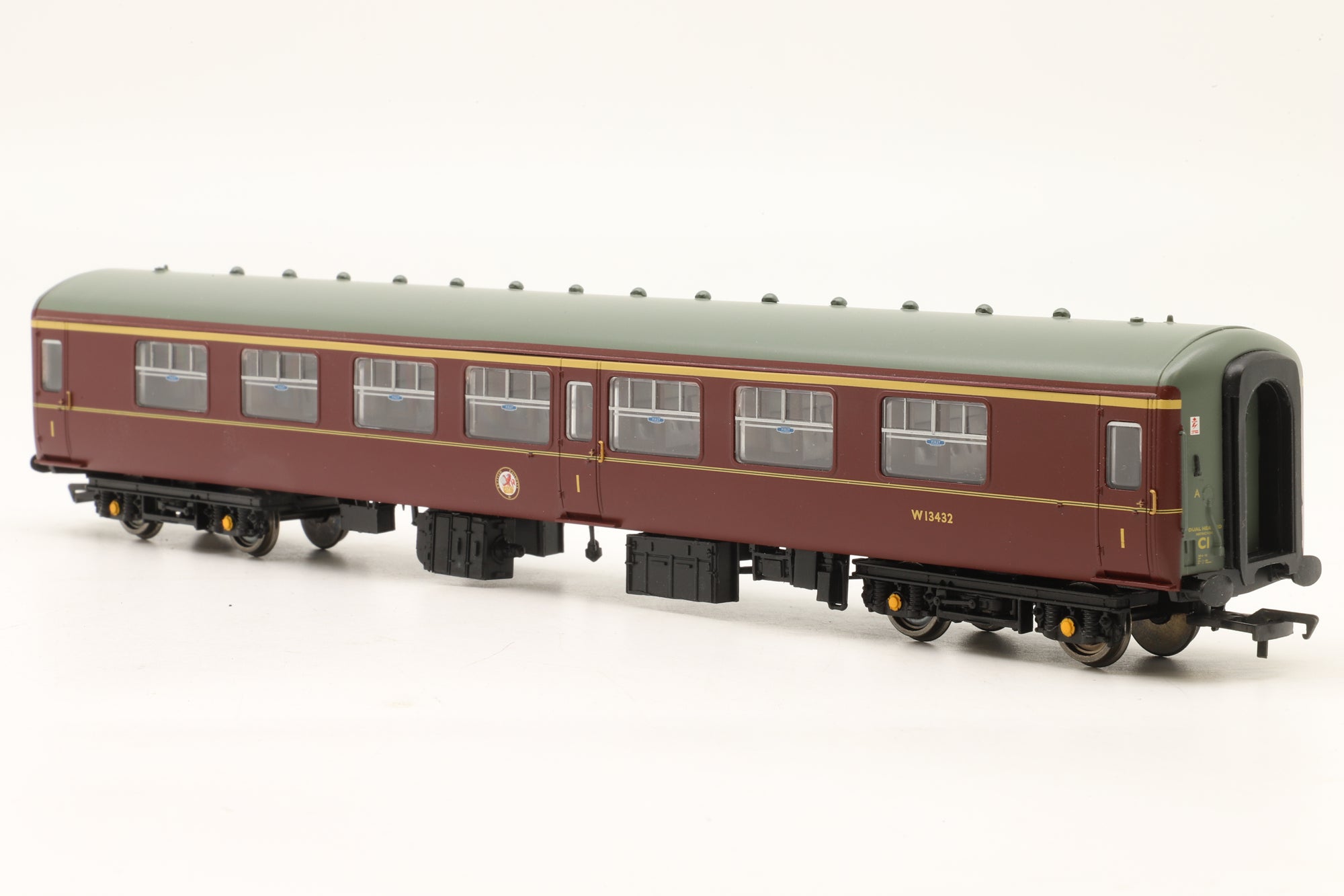 Bachmann OO 39-332A Mk2 FK W13432 in BR(W) Maroon