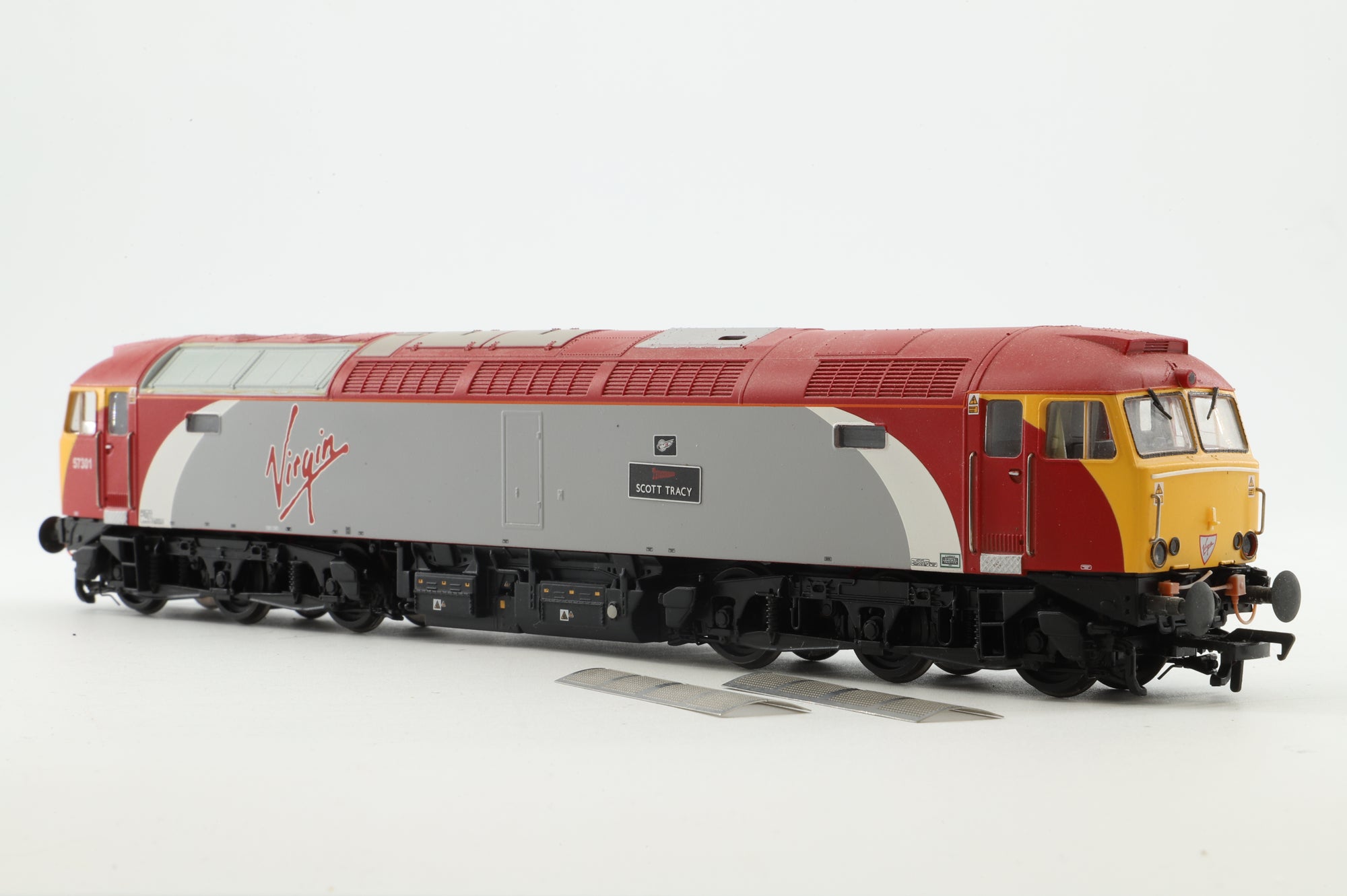 Bachmann OO 32-751 Class 57/0  Diesel '57301' 'Scott Tracy' Virgin Trains