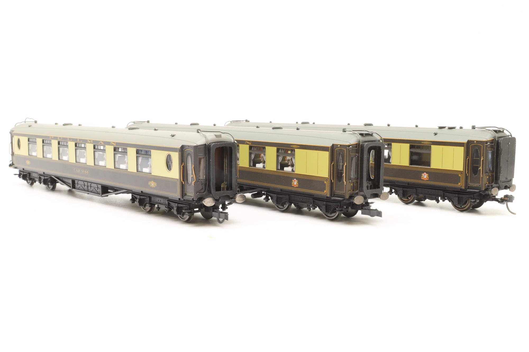 Hornby OO Rake Of 3 Pullman Coaches With Lighting