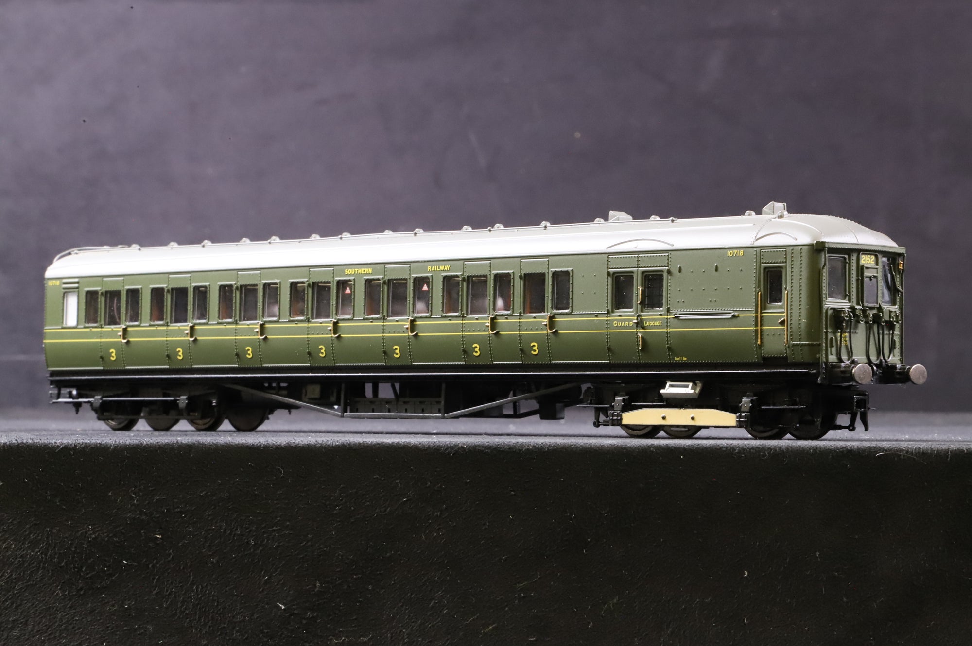 Hornby OO R3700 2-BIL EMU Set No.2152 in Lined SR Green - DCC Sound